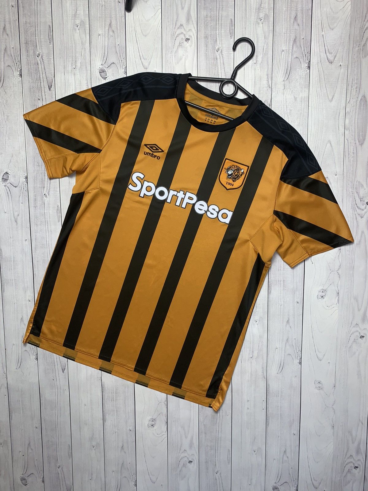 Umbro × Vintage Soccer jersey hull city striped orange tigers size XL Size US XL / EU 56 / 4 - 1 Thumbnail