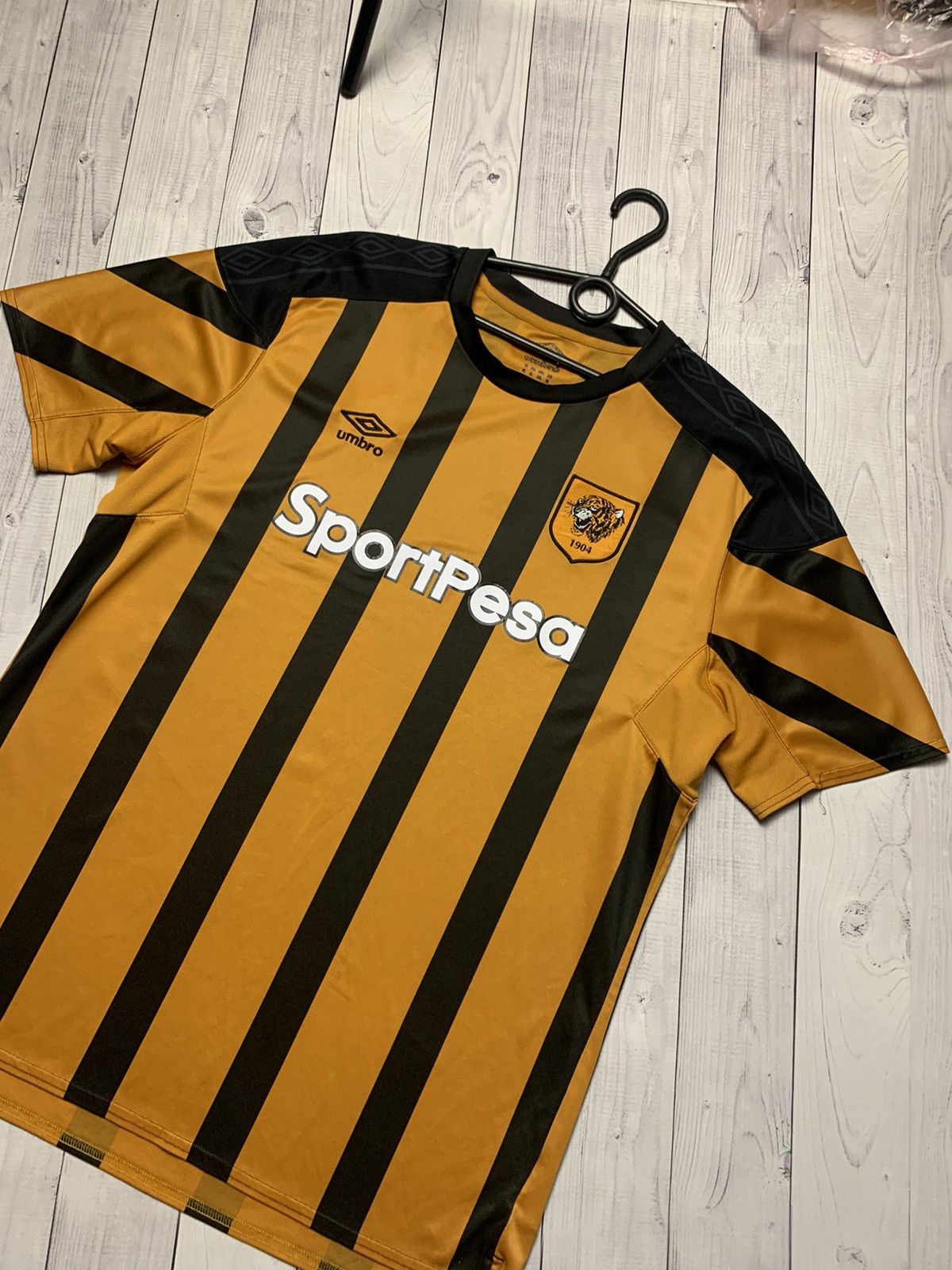 Umbro × Vintage Soccer jersey hull city striped orange tigers size XL Size US XL / EU 56 / 4 - 2 Thumbnail