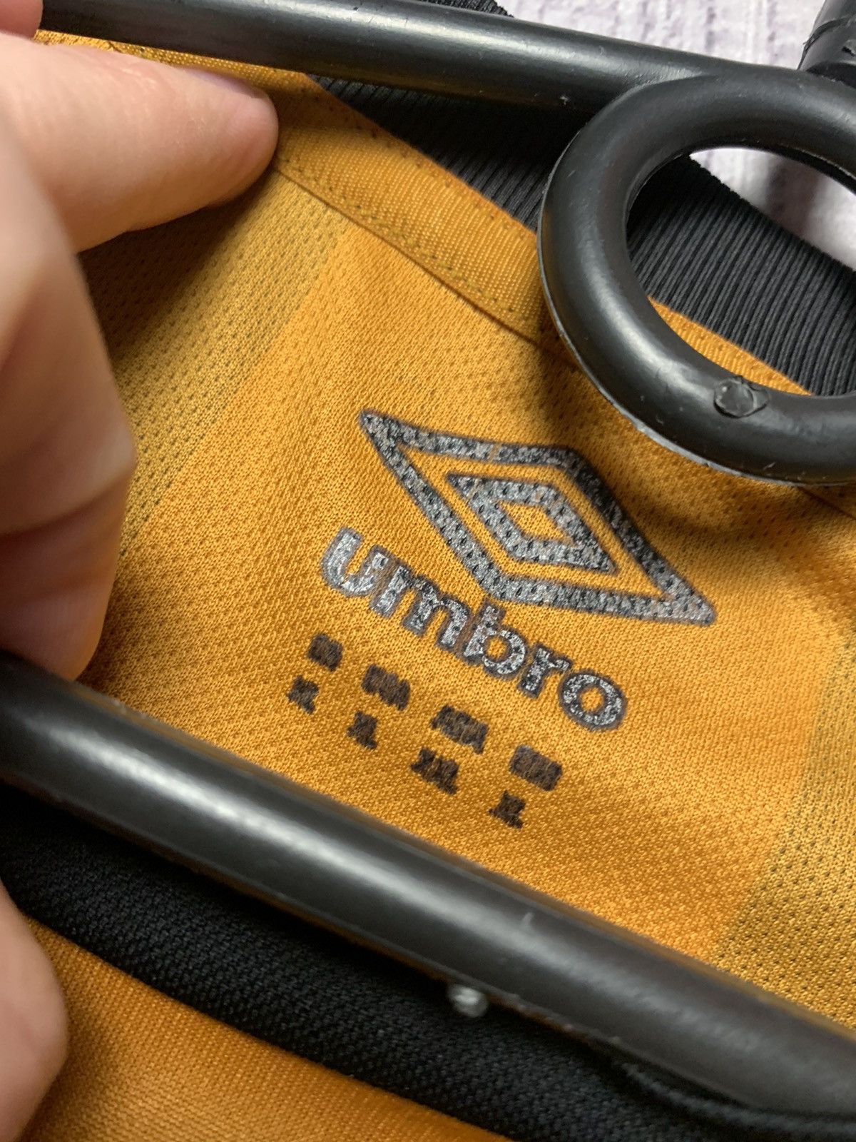 Umbro × Vintage Soccer jersey hull city striped orange tigers size XL Size US XL / EU 56 / 4 - 4 Thumbnail