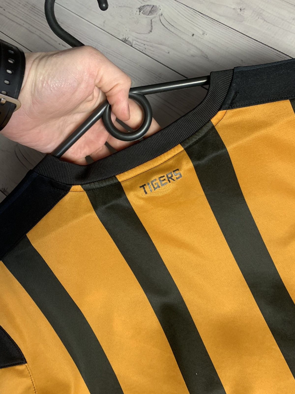 Umbro × Vintage Soccer jersey hull city striped orange tigers size XL Size US XL / EU 56 / 4 - 8 Thumbnail