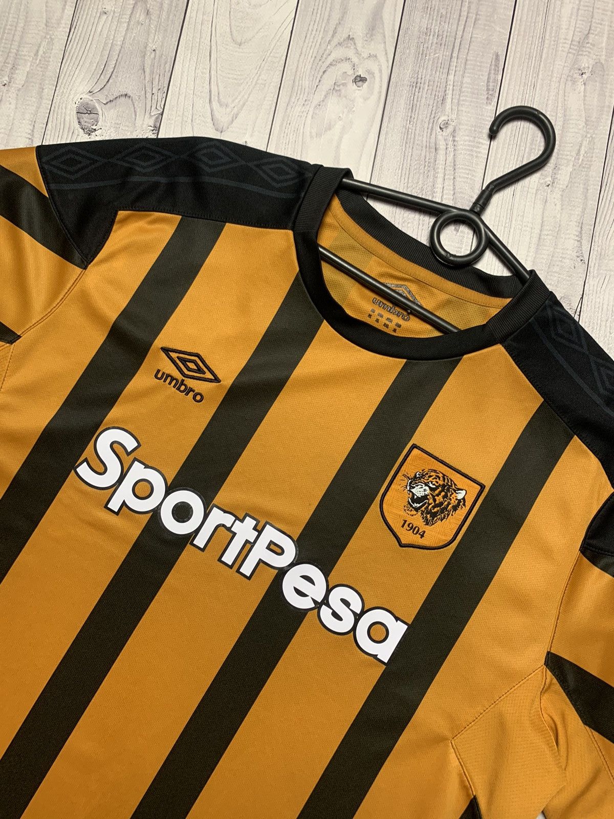 Umbro × Vintage Soccer jersey hull city striped orange tigers size XL Size US XL / EU 56 / 4 - 3 Thumbnail