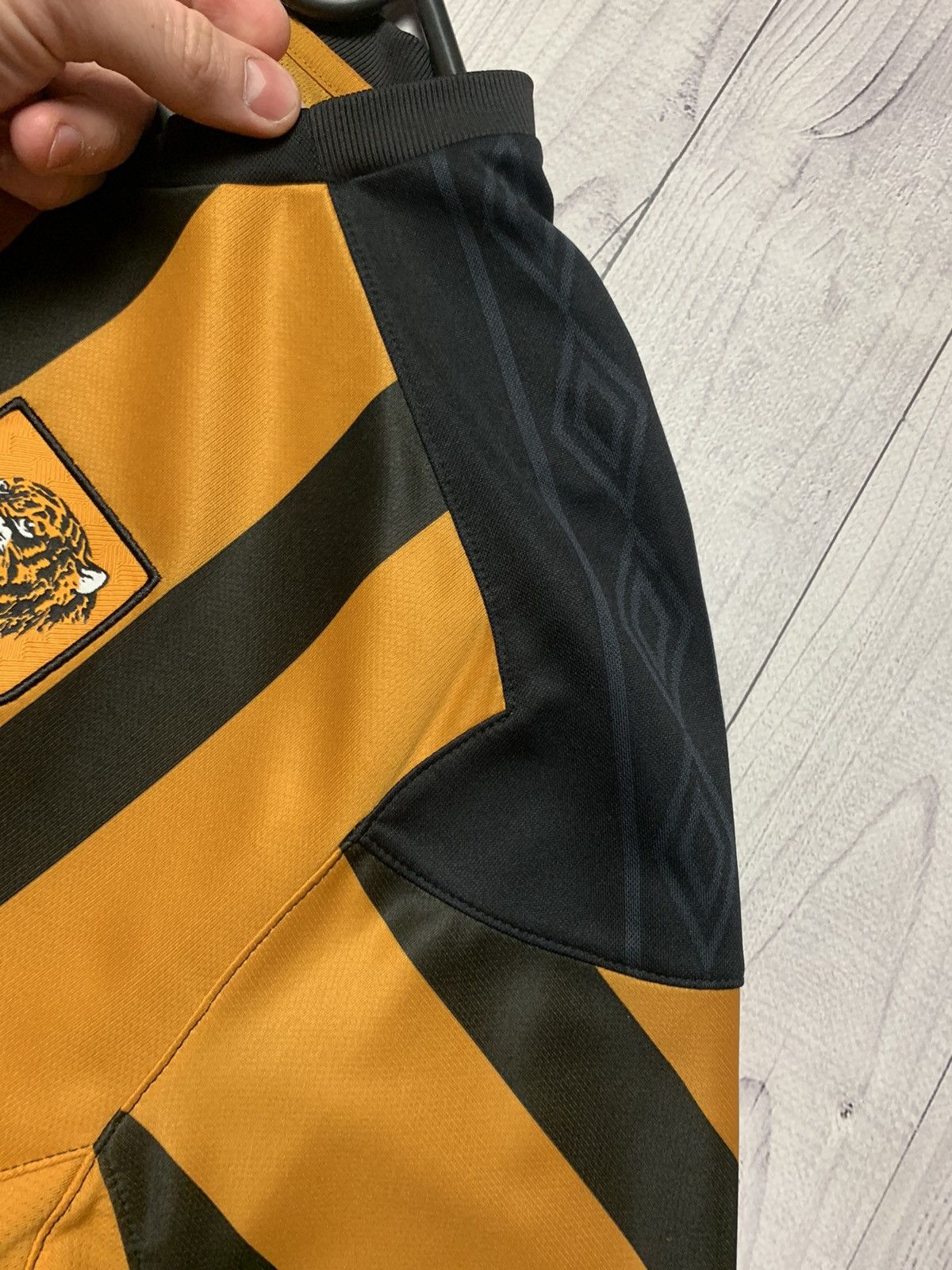 Umbro × Vintage Soccer jersey hull city striped orange tigers size XL Size US XL / EU 56 / 4 - 5 Thumbnail