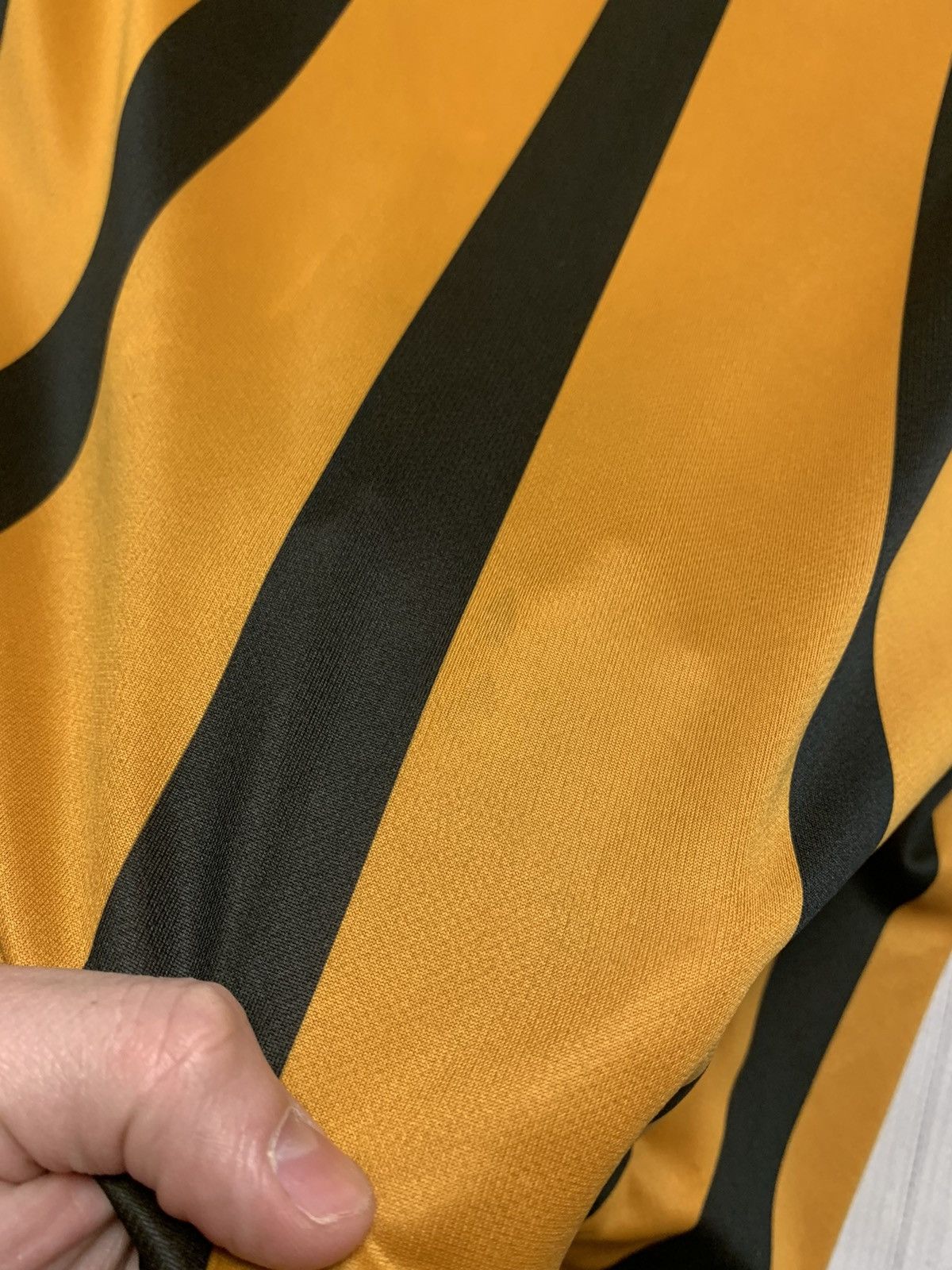 Umbro × Vintage Soccer jersey hull city striped orange tigers size XL Size US XL / EU 56 / 4 - 6 Thumbnail
