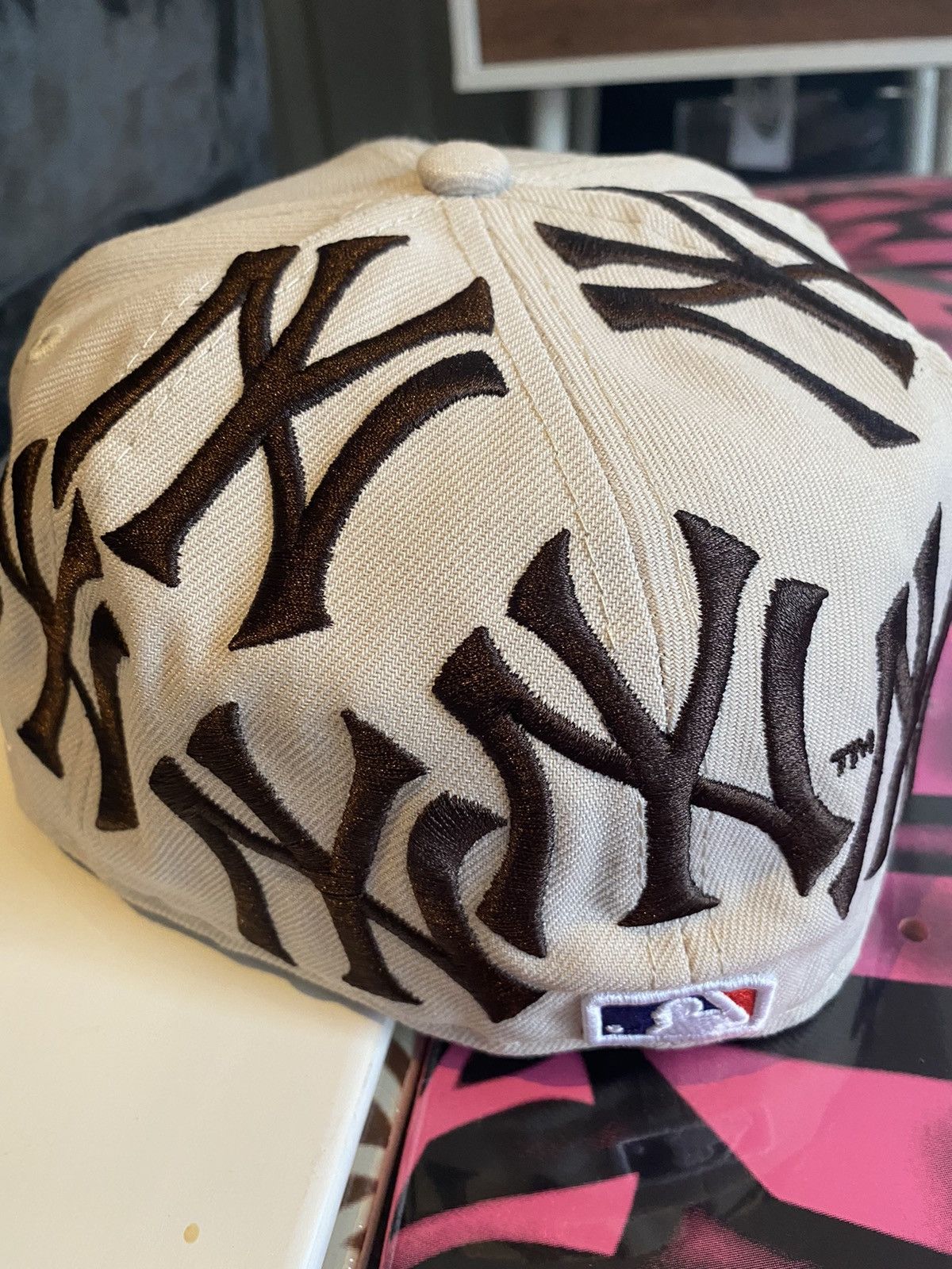New Era × New York Yankees × Supreme Supreme New York Yankees Box Logo New Era Tan Size ONE SIZE - 2 Thumbnail