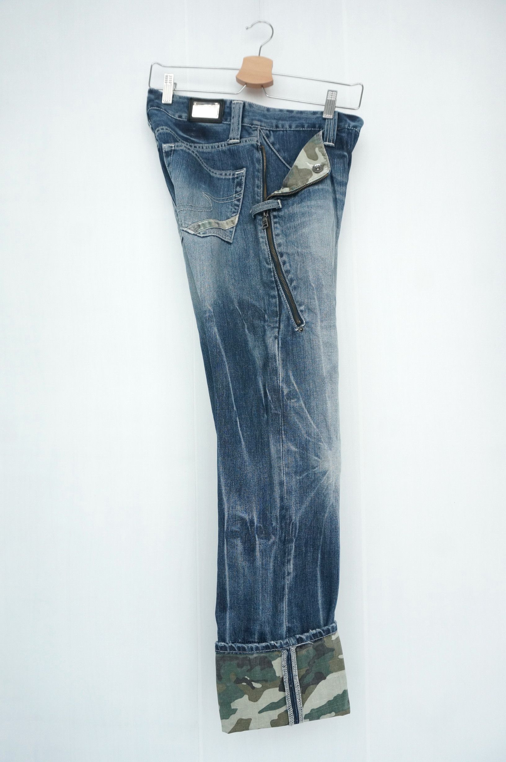 semanticdesign Rare! SEMANTIC DESIGN Long Zipper Pocket Camo Roll Up Jeans Size US 29 - 13 Thumbnail