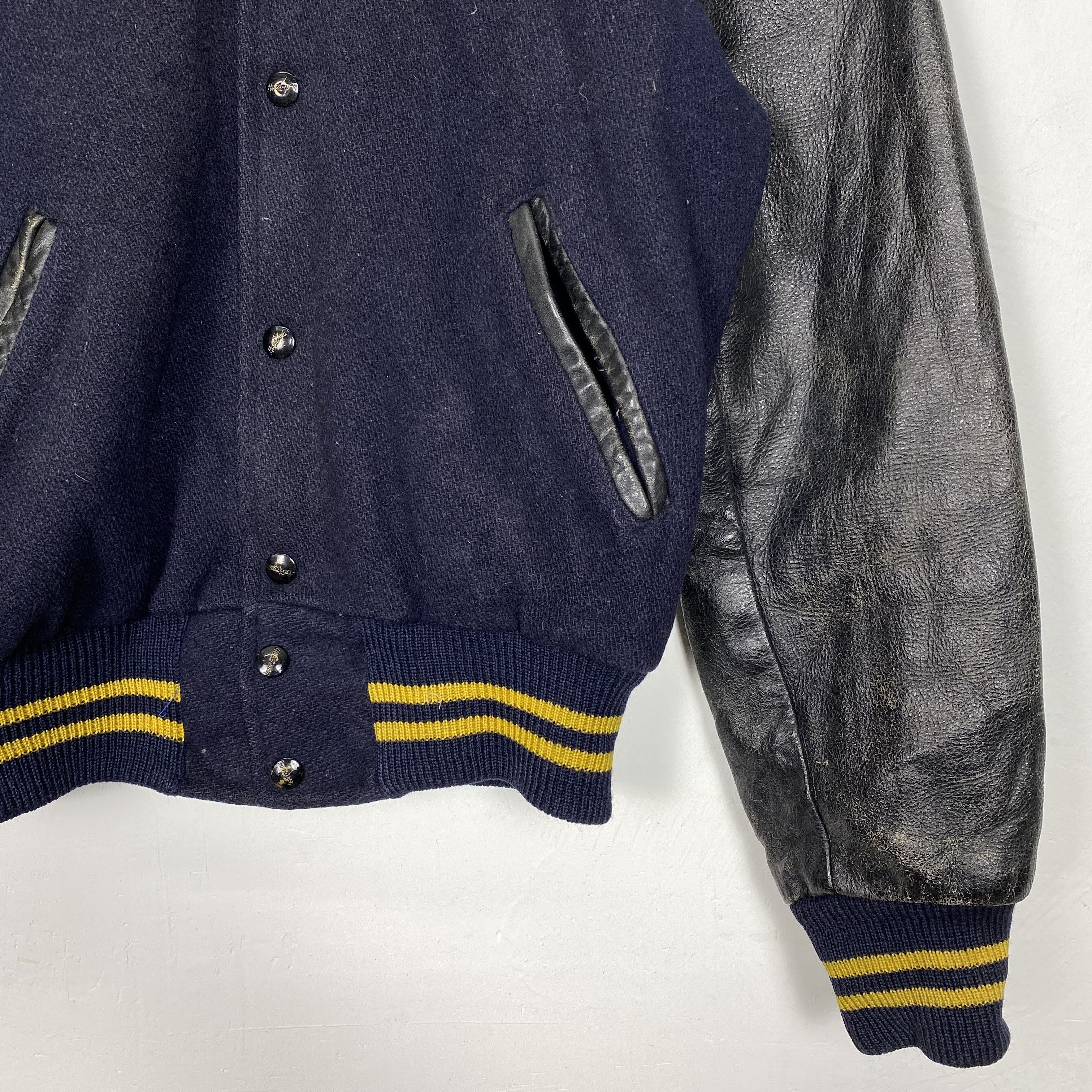 Vintage Vintage 80's American Brand Leather Sleeve Varsity J0209 Size US S / EU 44-46 / 1 - 4 Thumbnail
