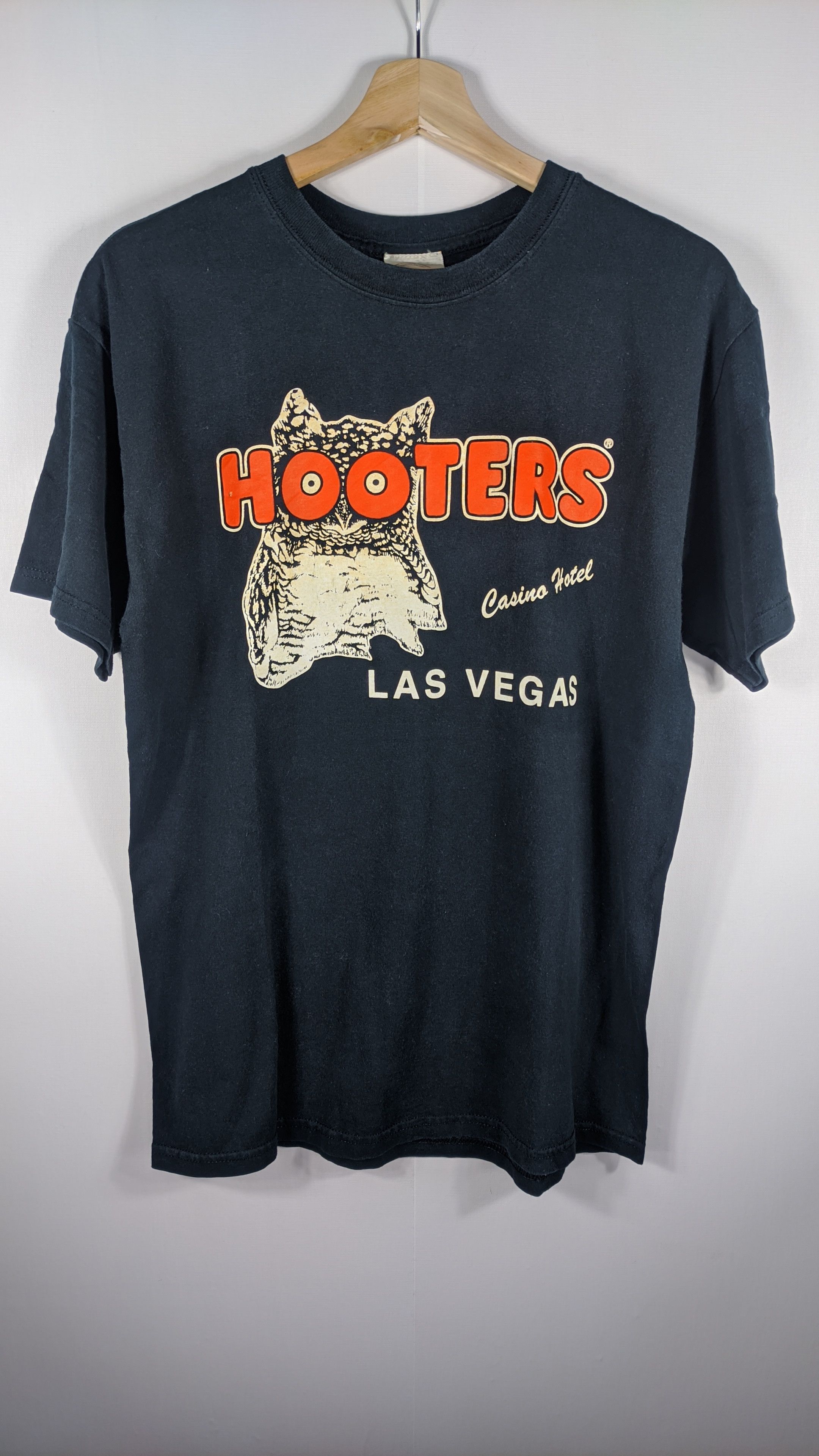 Vintage Steals🔥Tshirt Hooters Las Vegas Tee Size US M / EU 48-50 / 2 - 1 Thumbnail