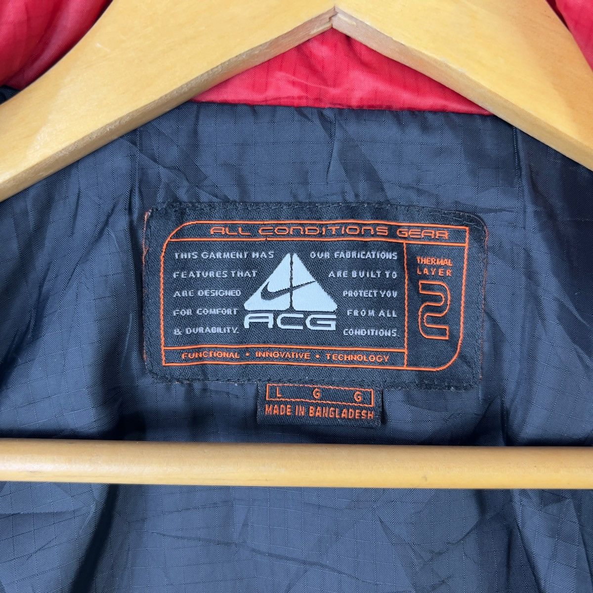 Nike Vintage Nike ACG Thermal Layer 2 Jacket Red Y2K Techwear L Size US L / EU 52-54 / 3 - 13 Thumbnail