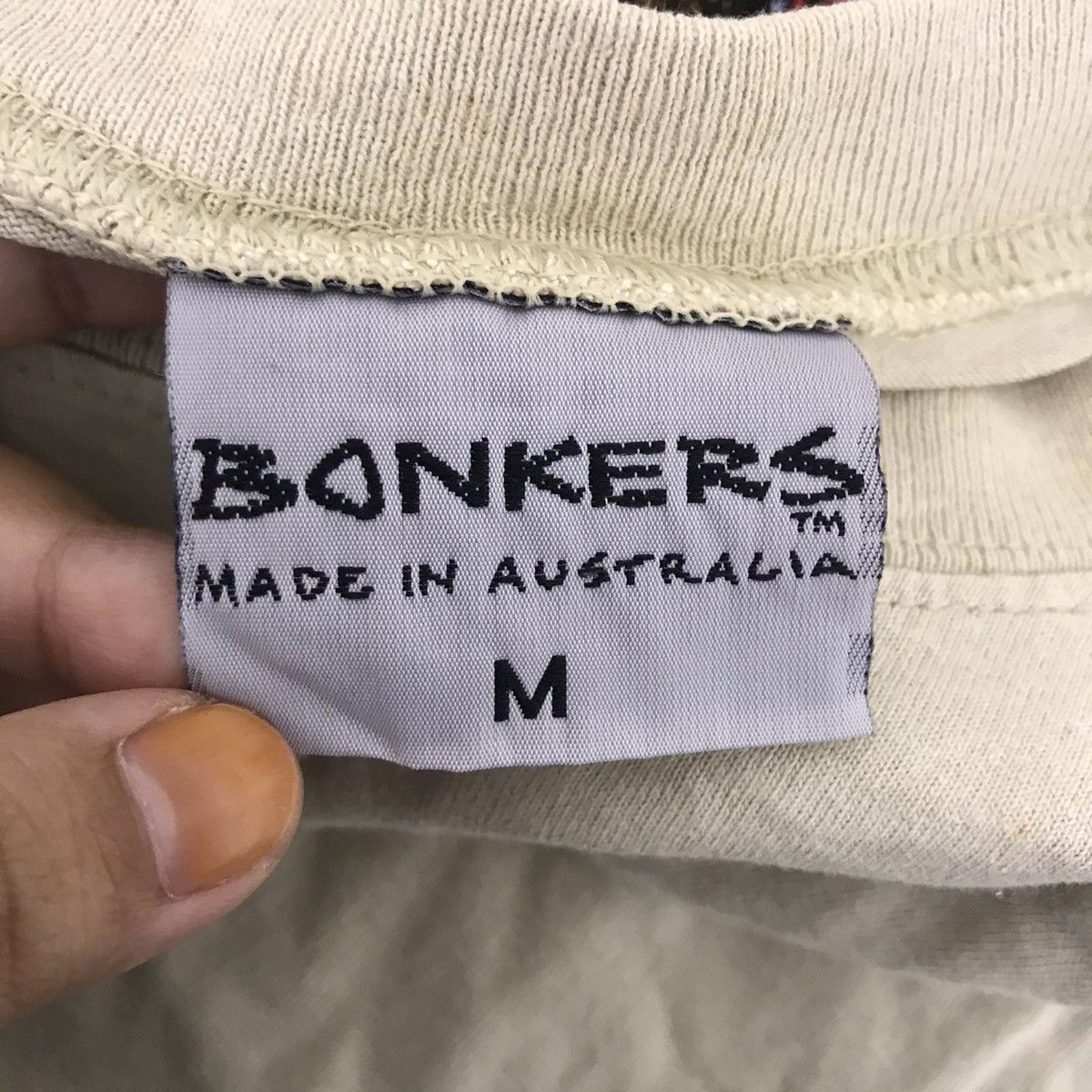 Vintage Vintage BONKERS AUSTRALIA CAIRNS Surf Hawaii Surfing T Shirt Size US M / EU 48-50 / 2 - 6 Thumbnail