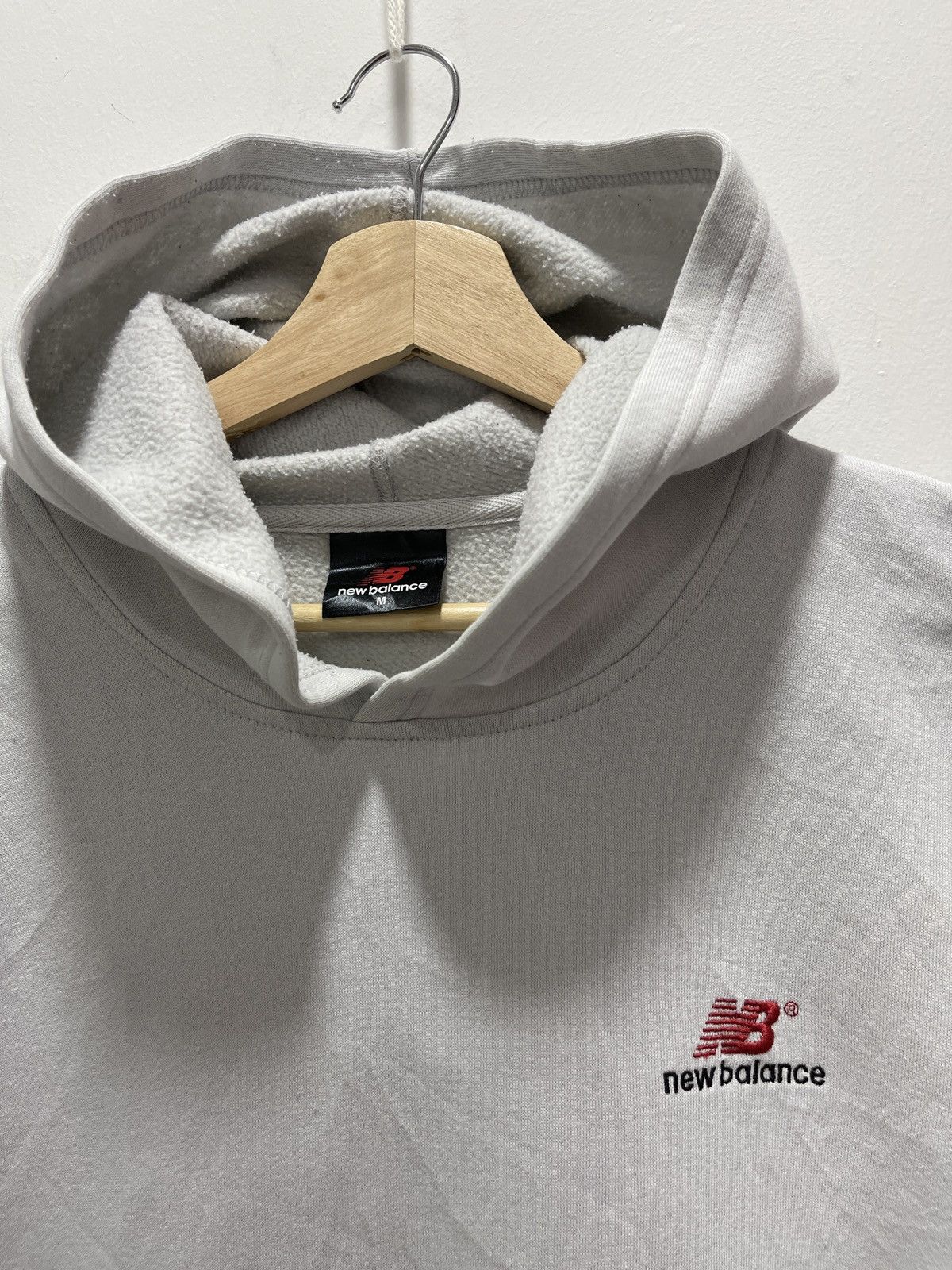New Balance NEW BALANCE MINI LOGO EMBROIDERY HOODIE SWEATSHIRT Size US S / EU 44-46 / 1 - 2 Thumbnail