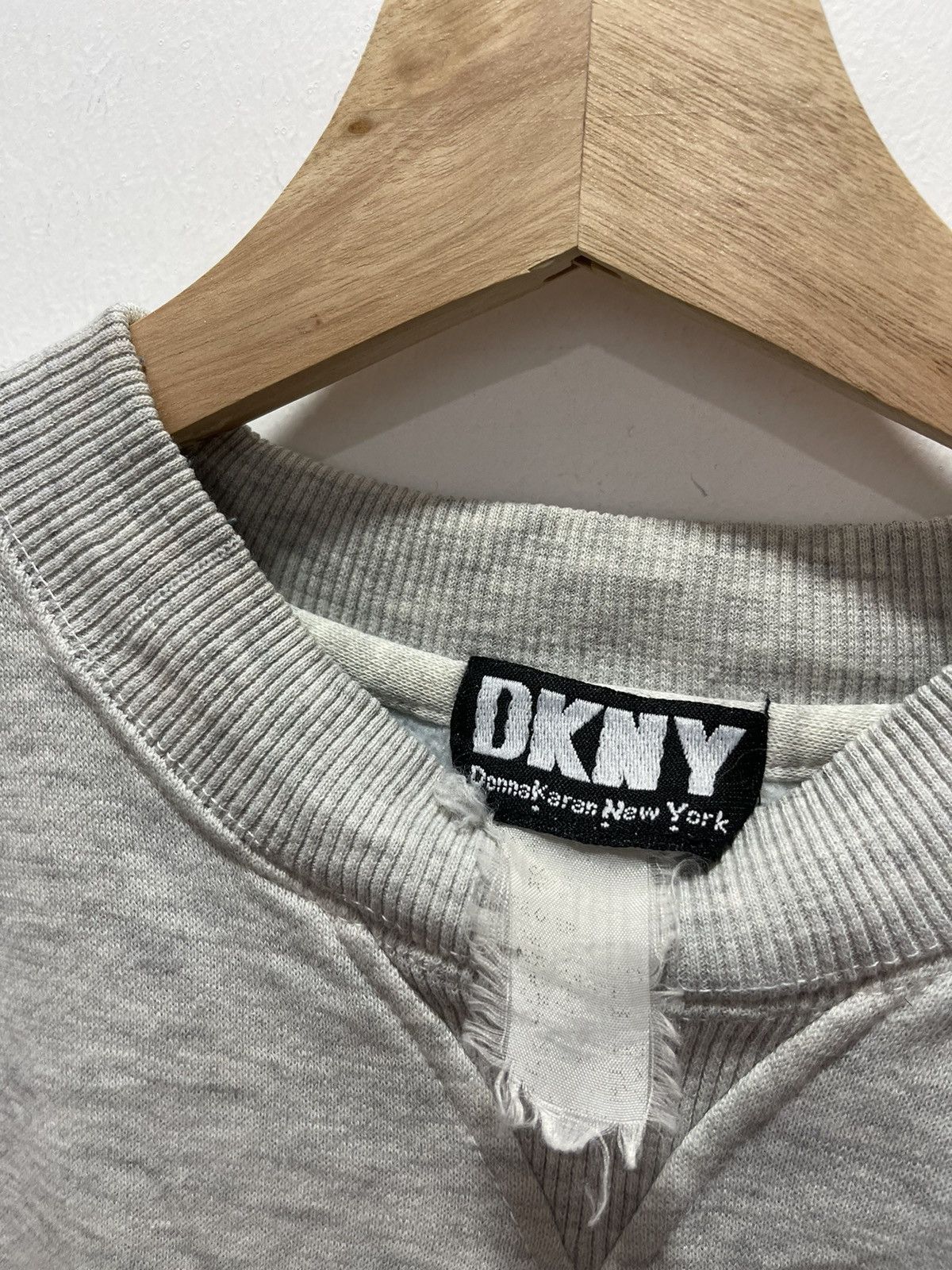 DKNY × Vintage VINTAGE 90s DKNY NYC SPELLOUT DISTRESSED SWEATSHIRT Size US L / EU 52-54 / 3 - 9 Thumbnail