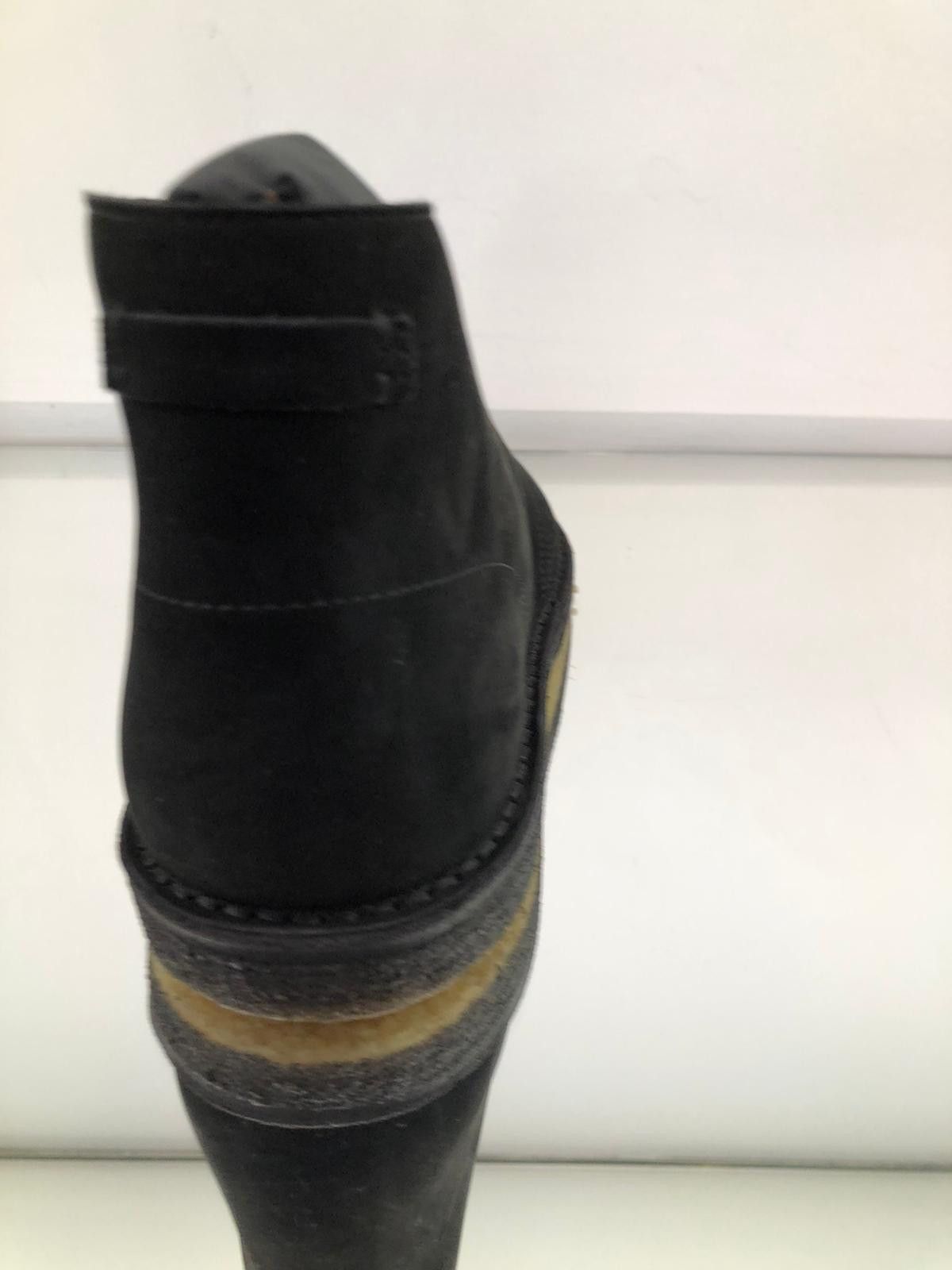 Oran Laced Boots in Suede Black Color