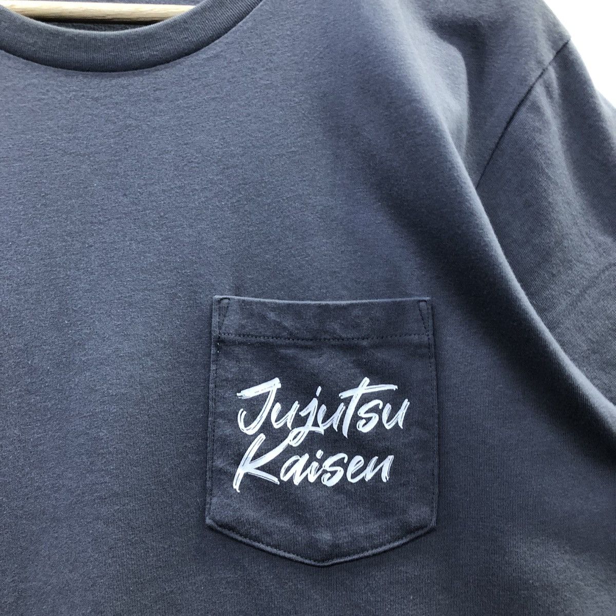 Uniqlo Jujutsu Kaisen X Uniqlo Satoru Gojo Single Pocket Tshirt Size US L / EU 52-54 / 3 - 4 Thumbnail