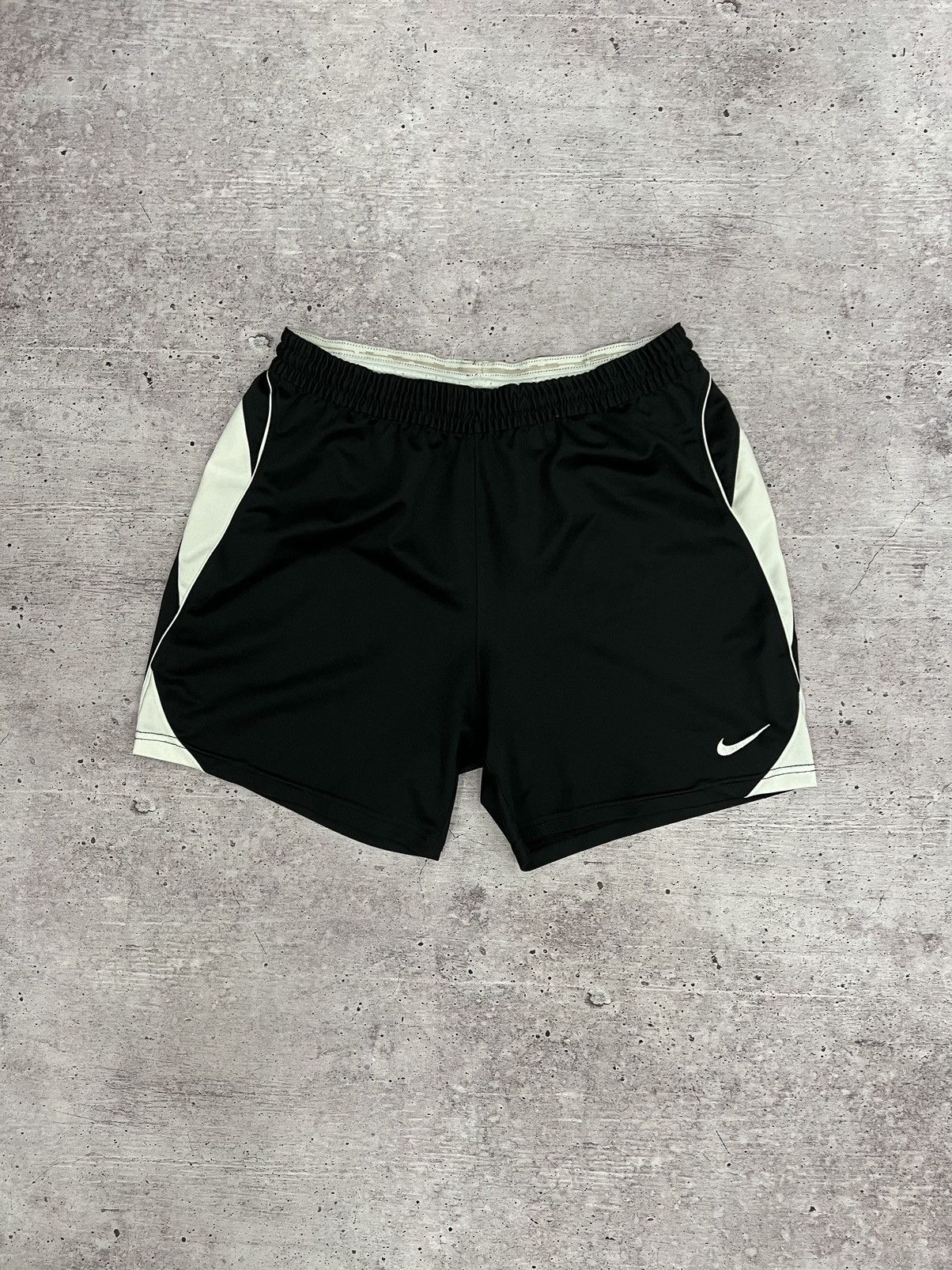 Nike Nike vintage shorts swoosh logo y2k Size US 30 / EU 46 - 1 Thumbnail