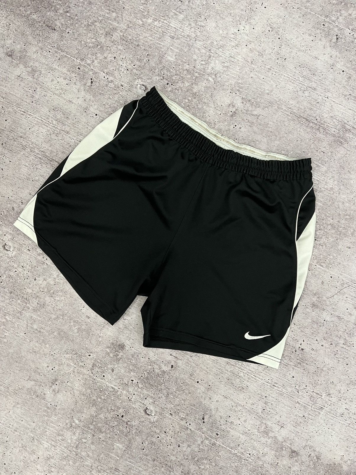 Nike Nike vintage shorts swoosh logo y2k Size US 30 / EU 46 - 2 Thumbnail