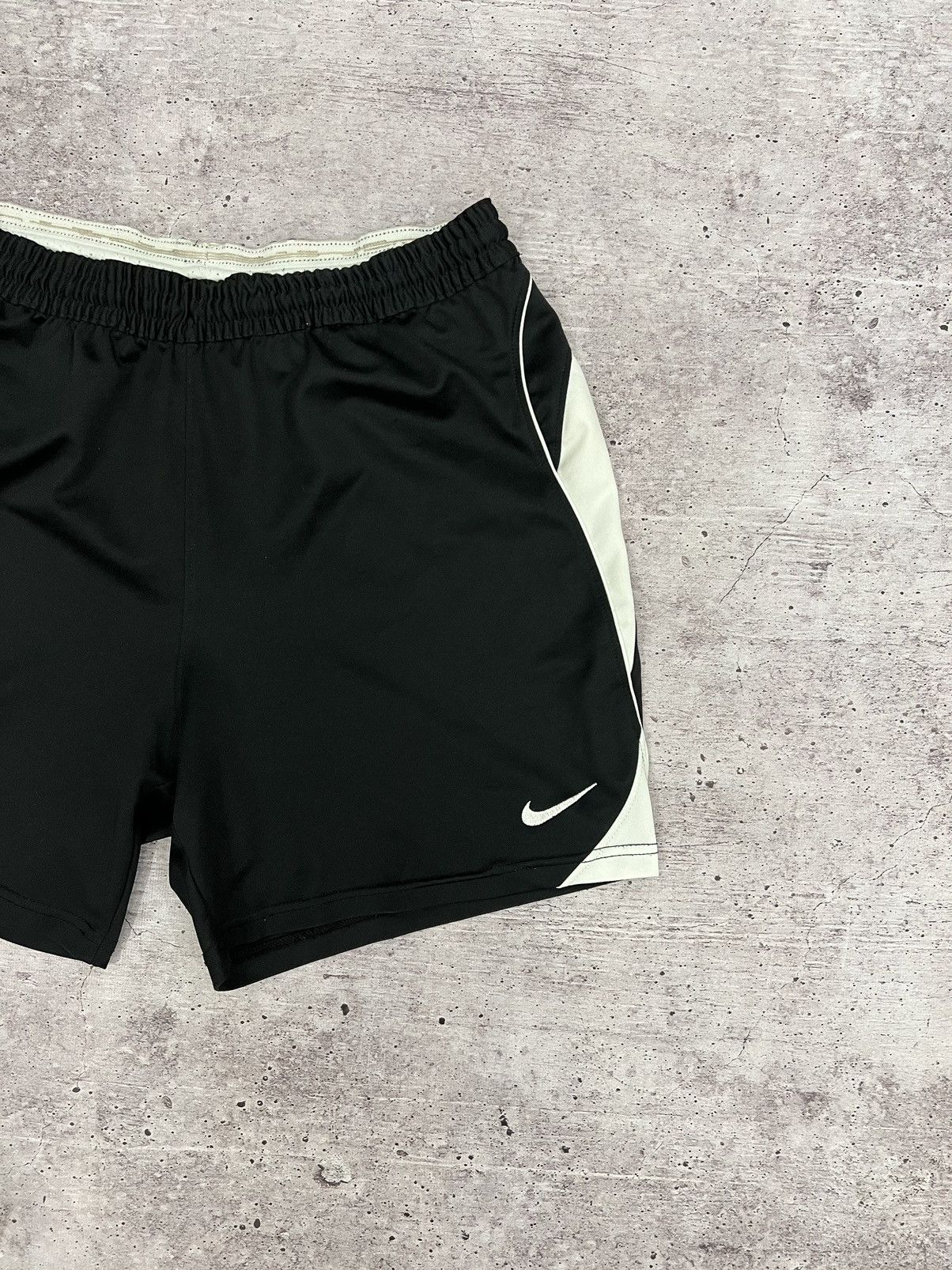 Nike Nike vintage shorts swoosh logo y2k Size US 30 / EU 46 - 3 Thumbnail