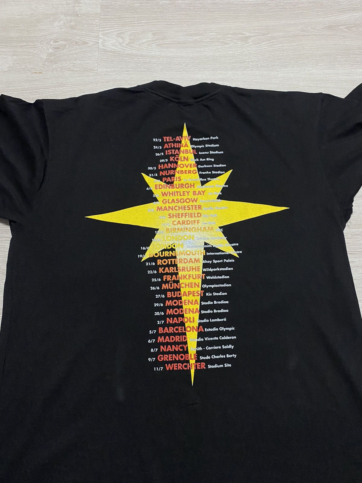 Band Tees 90s Vintage Brian May Queen Guitarist Band Tour Tee T-Shirt Size US XL / EU 56 / 4 - 7 Thumbnail