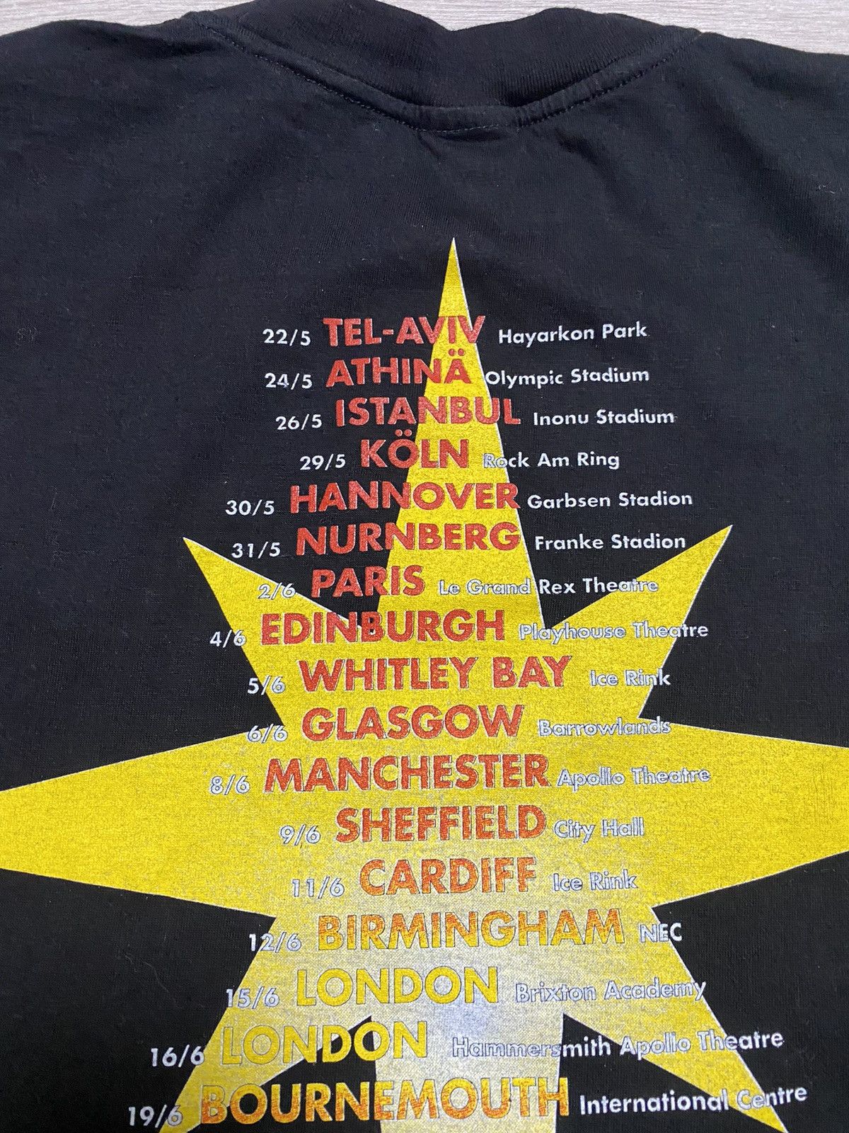 Band Tees 90s Vintage Brian May Queen Guitarist Band Tour Tee T-Shirt Size US XL / EU 56 / 4 - 8 Thumbnail