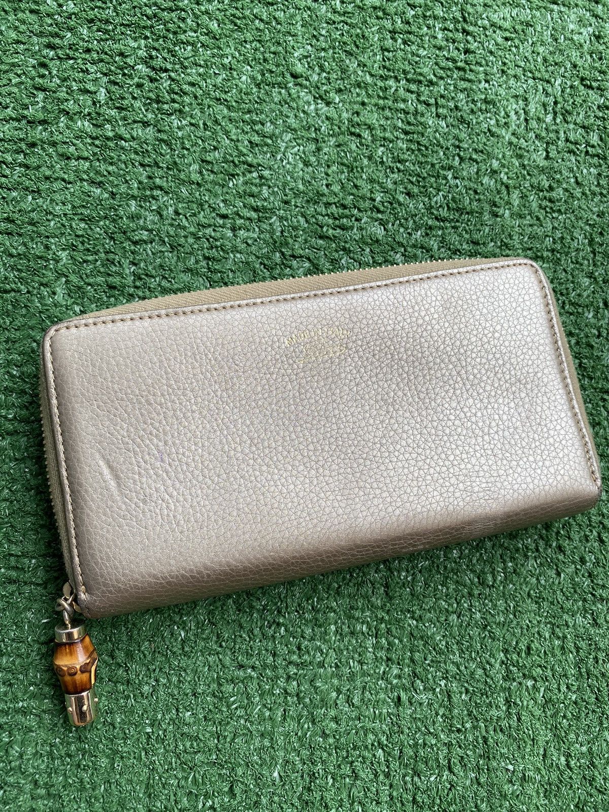 Gucci leather zippy wallet