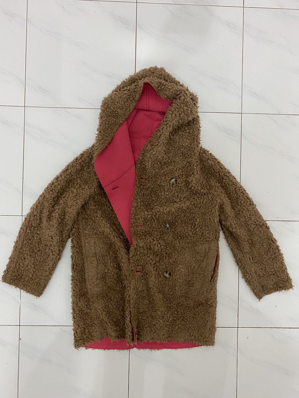 image of Issey Miyake x Mercibeaucoup Is Mercibeaucoup Jevous Enprie Faux Fur Reversible Jacket in Pink (Siz