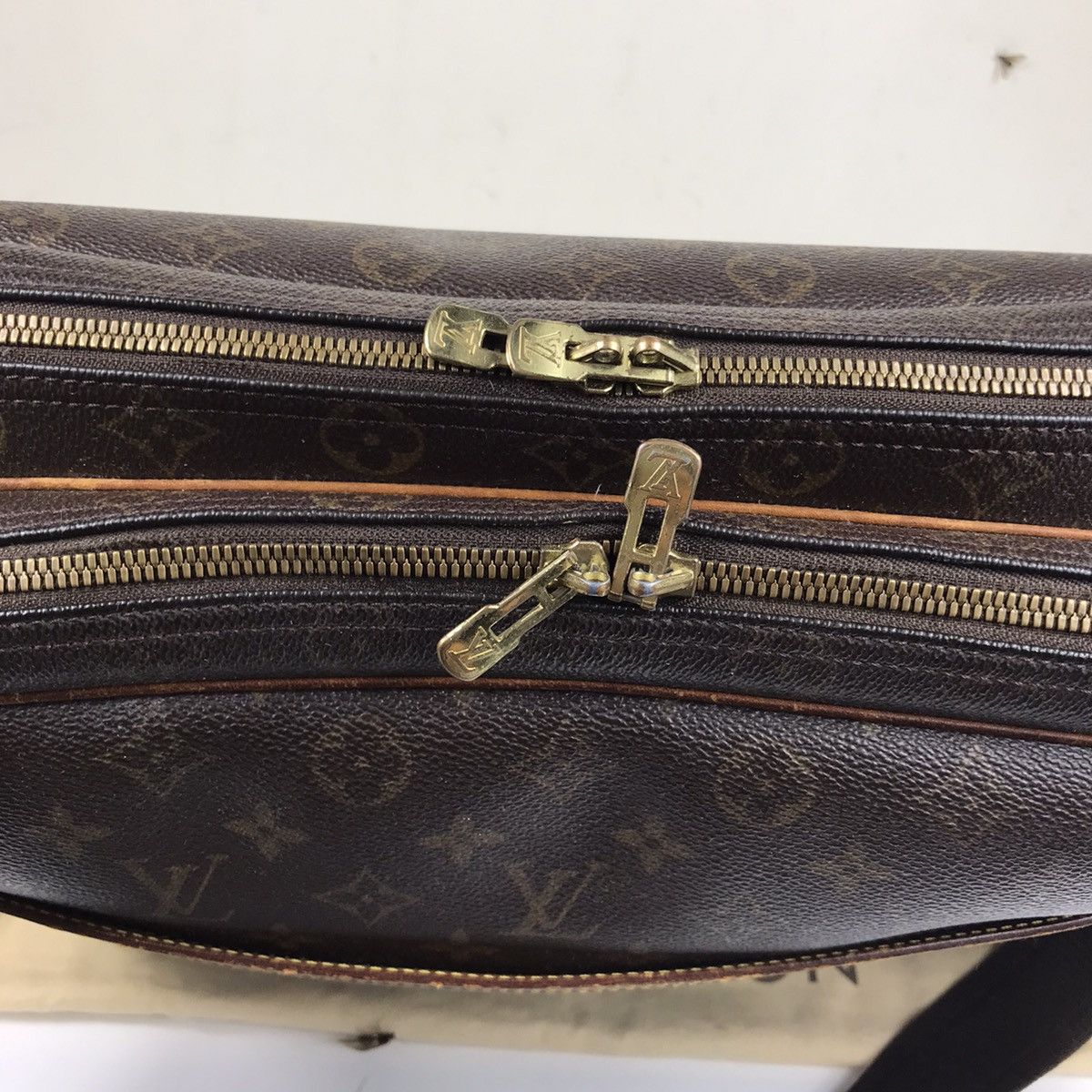 Louis Vuitton AUTHENTIC LOUIS VUITTON MONOGRAM REPORTER GM BAG Size ONE SIZE - 3 Thumbnail