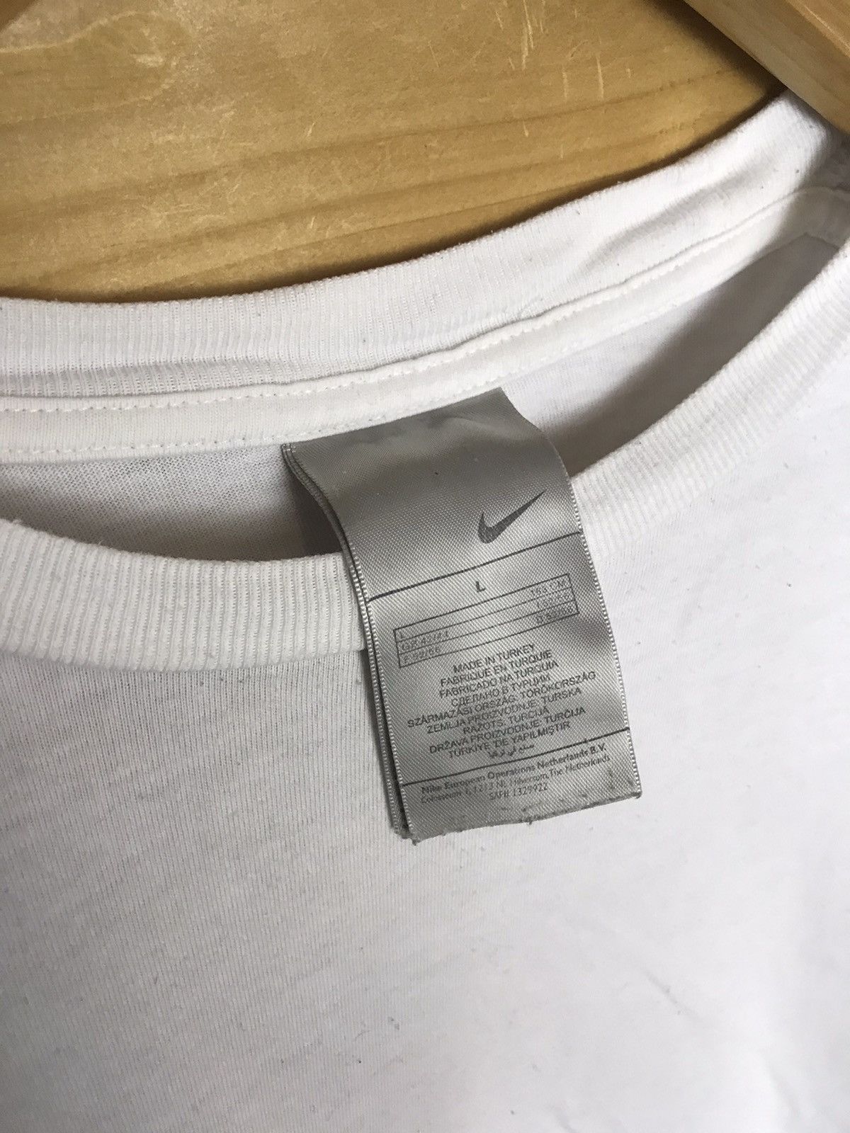 Vintage Vintage Nike small back logo t-shirt Size US L / EU 52-54 / 3 - 7 Thumbnail