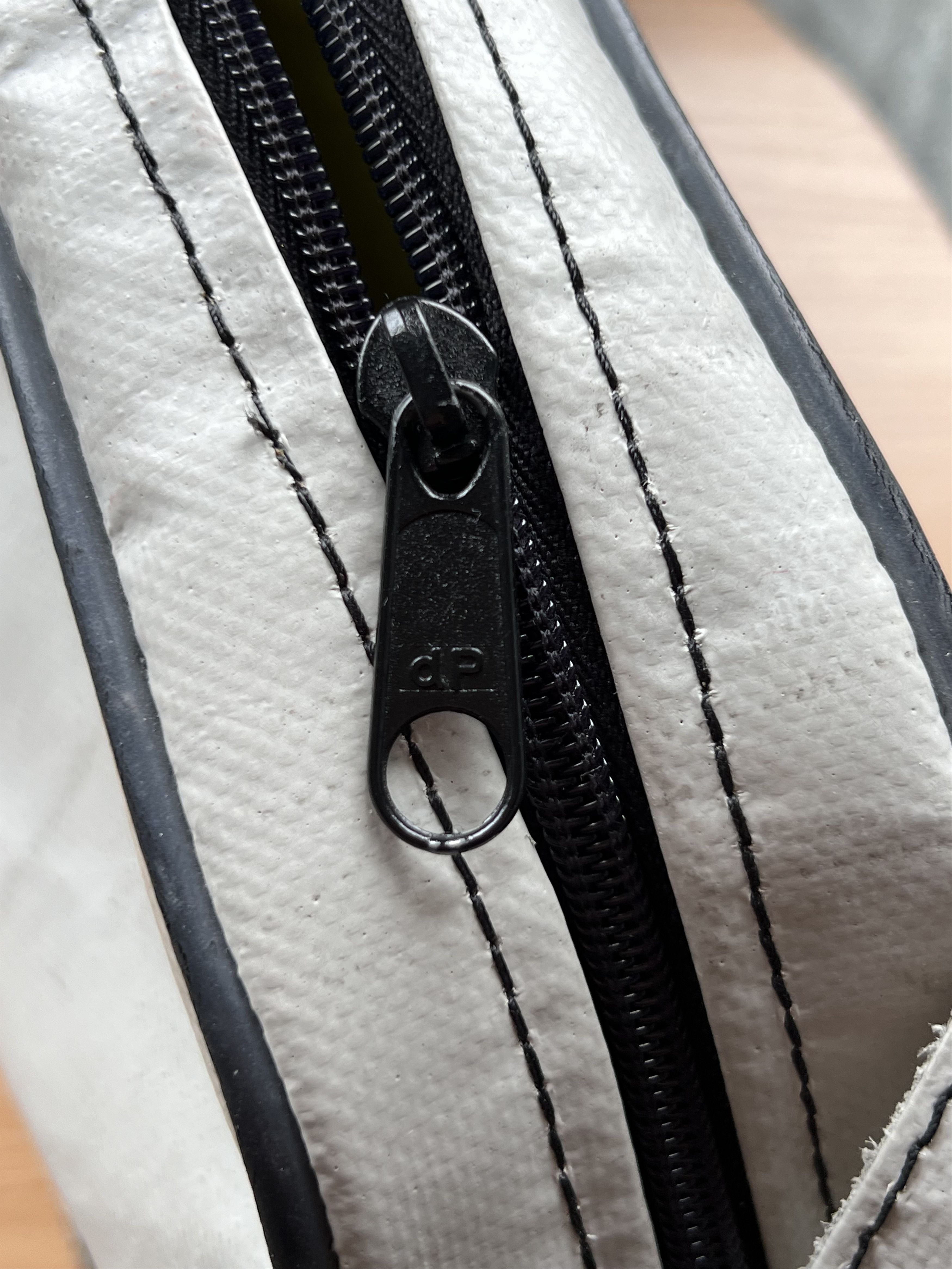 【廃盤】FREITAG L02 JILL Freitag Freitag L02 Jill Recycled Rubber Handbag NWT | Grailed
