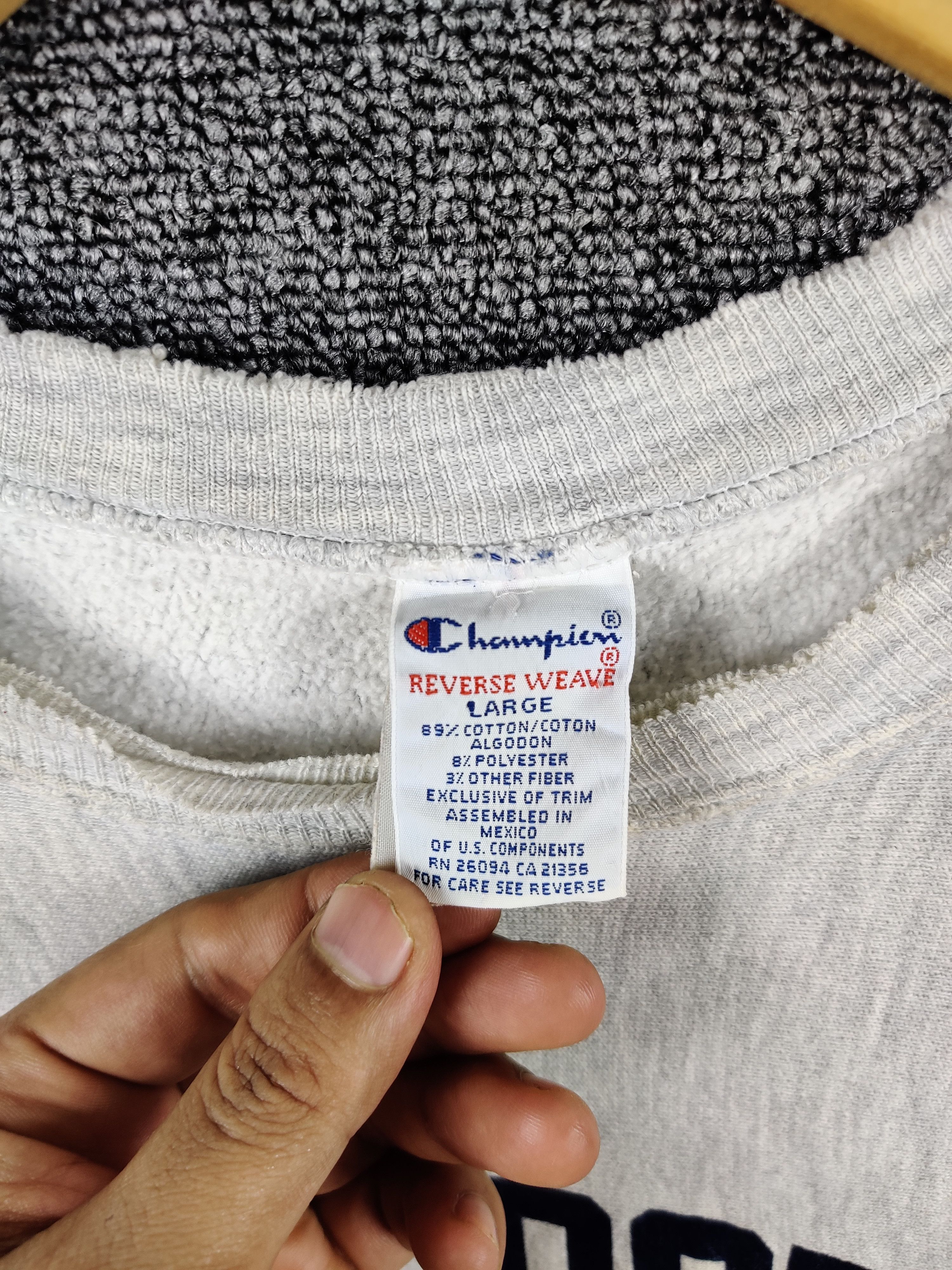 Champion Vintage 90's Champion University Distressed Sweatshirt Size US L / EU 52-54 / 3 - 12 Thumbnail