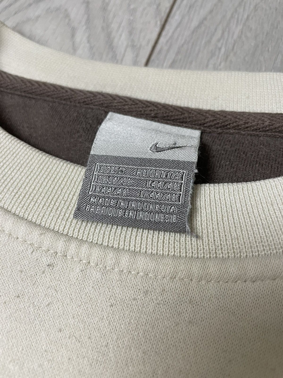 Vintage Vintage Nike Centre Logo Y2K Brown Size US S / EU 44-46 / 1 - 4 Thumbnail
