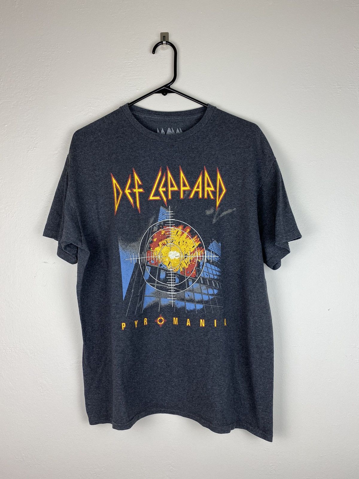 Band Tees Def Leppard Pyromania T Shirt Rock Tees black Graphic art Size US L / EU 52-54 / 3 - 1 Thumbnail