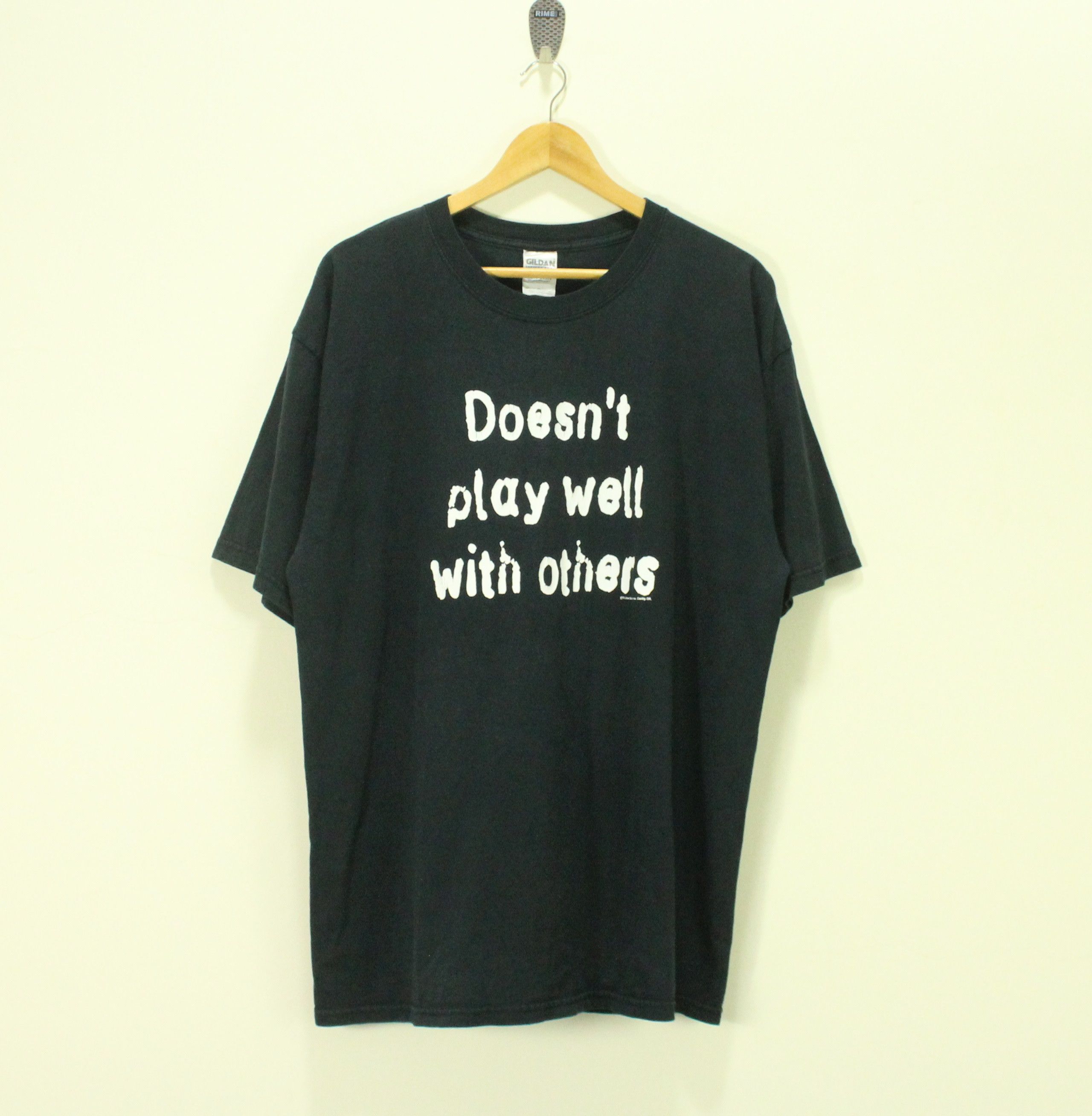 Vintage Vintage DOESN'T PLAY WELL WITH OTHERS T Shirt Size US XL / EU 56 / 4 - 1 Thumbnail