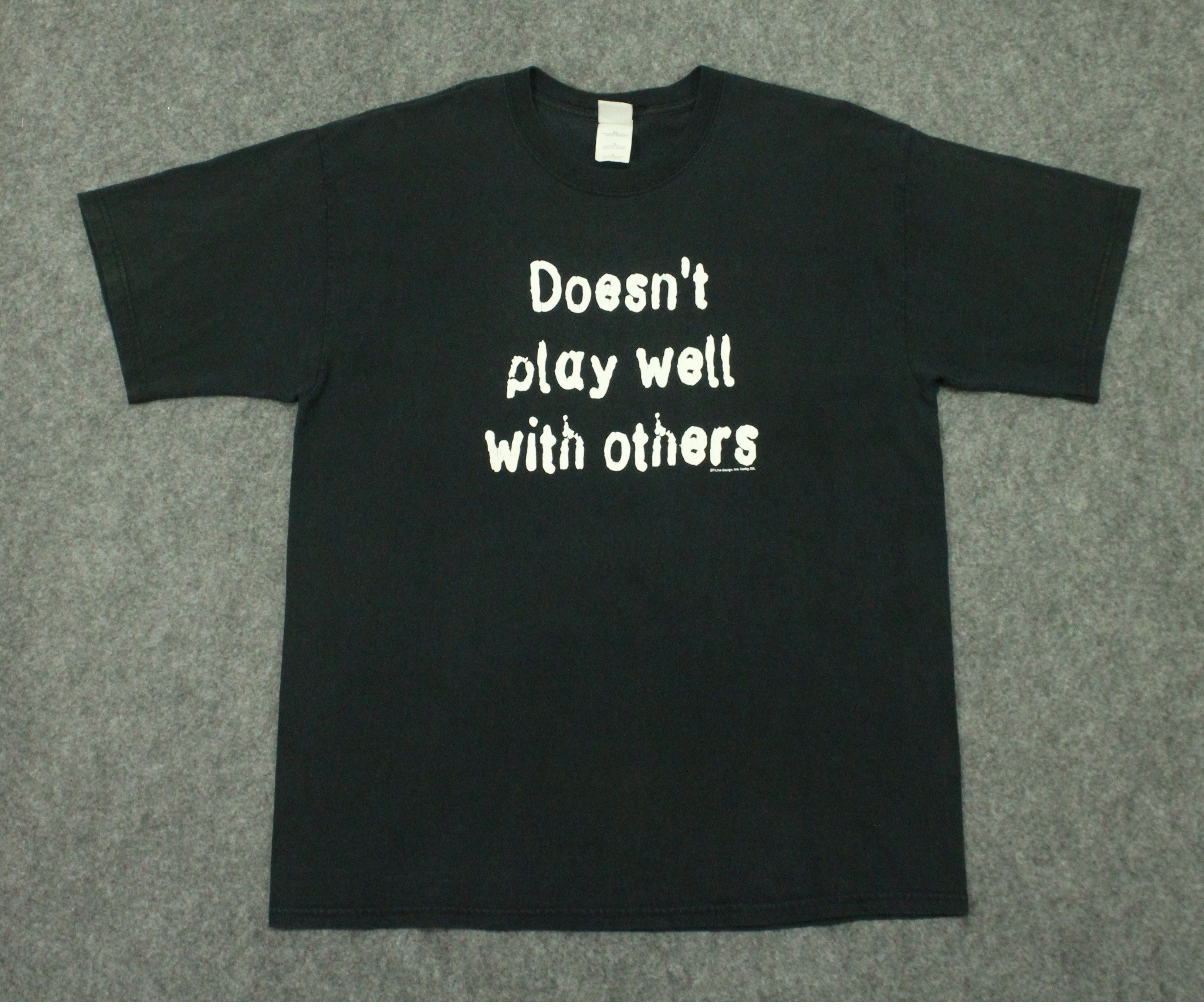 Vintage Vintage DOESN'T PLAY WELL WITH OTHERS T Shirt Size US XL / EU 56 / 4 - 5 Thumbnail