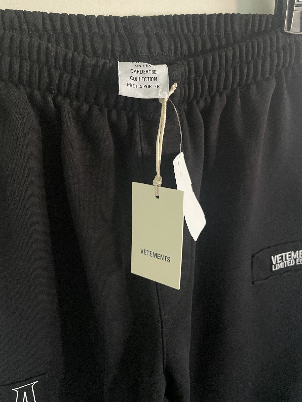 Vetements NEW Vetements BLACK graphic metal patch sweatpants joggers Size US 32 / EU 48 - 3 Thumbnail