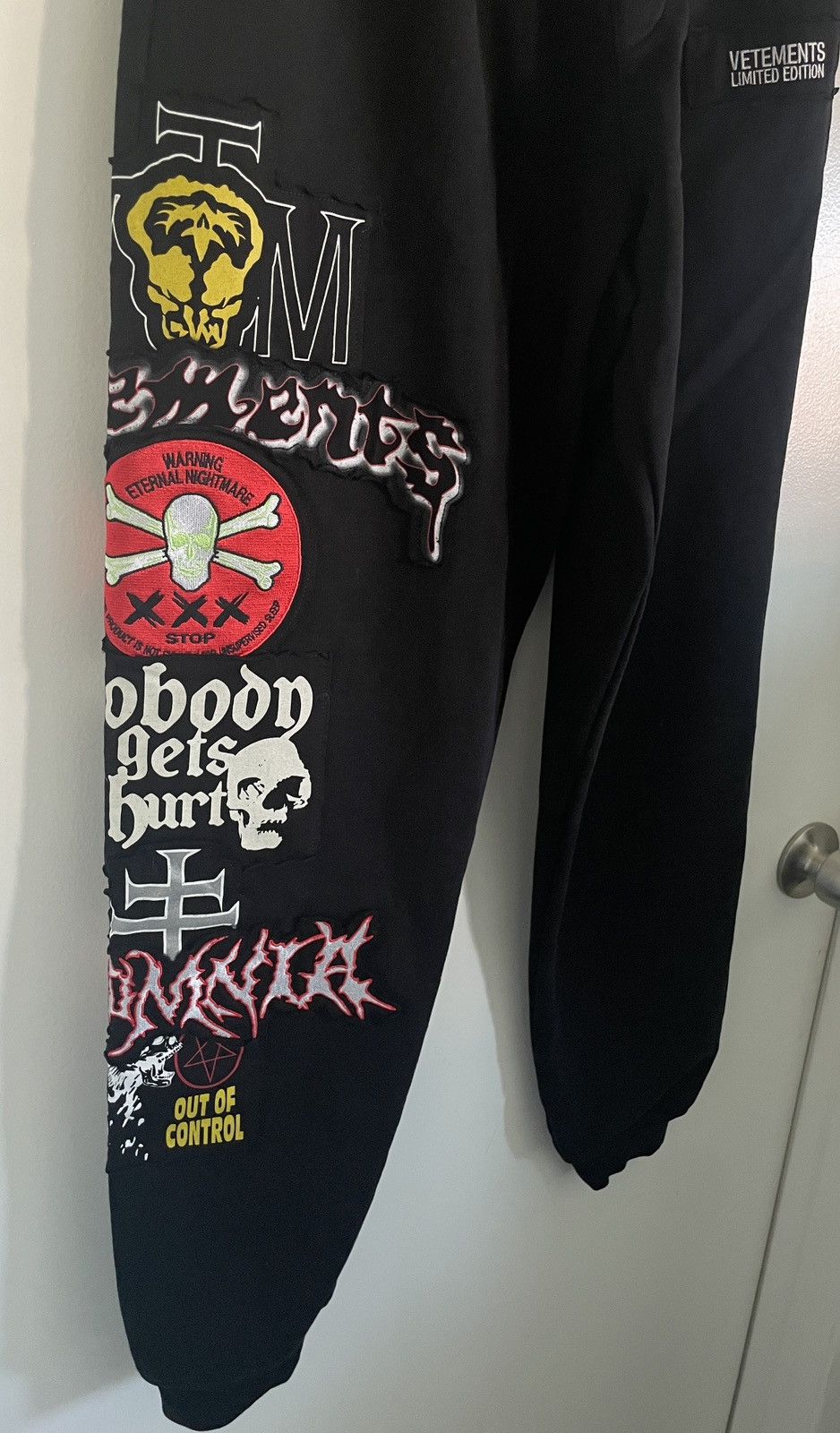 Vetements NEW Vetements BLACK graphic metal patch sweatpants joggers Size US 32 / EU 48 - 2 Thumbnail