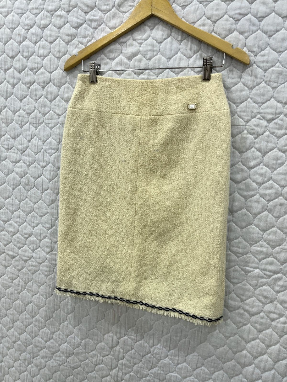 Chanel (Ffff). CHANEL LUXURY SKIRTS Size 27" / US 4 / IT 40 - 2 Thumbnail
