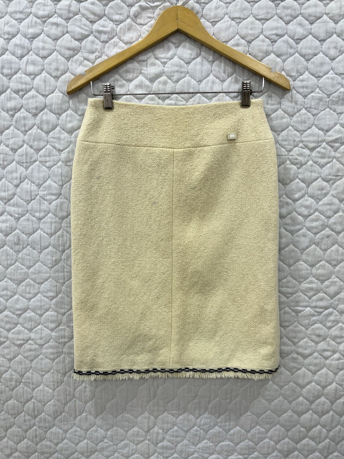 Chanel (Ffff). CHANEL LUXURY SKIRTS Size 27" / US 4 / IT 40 - 1 Thumbnail