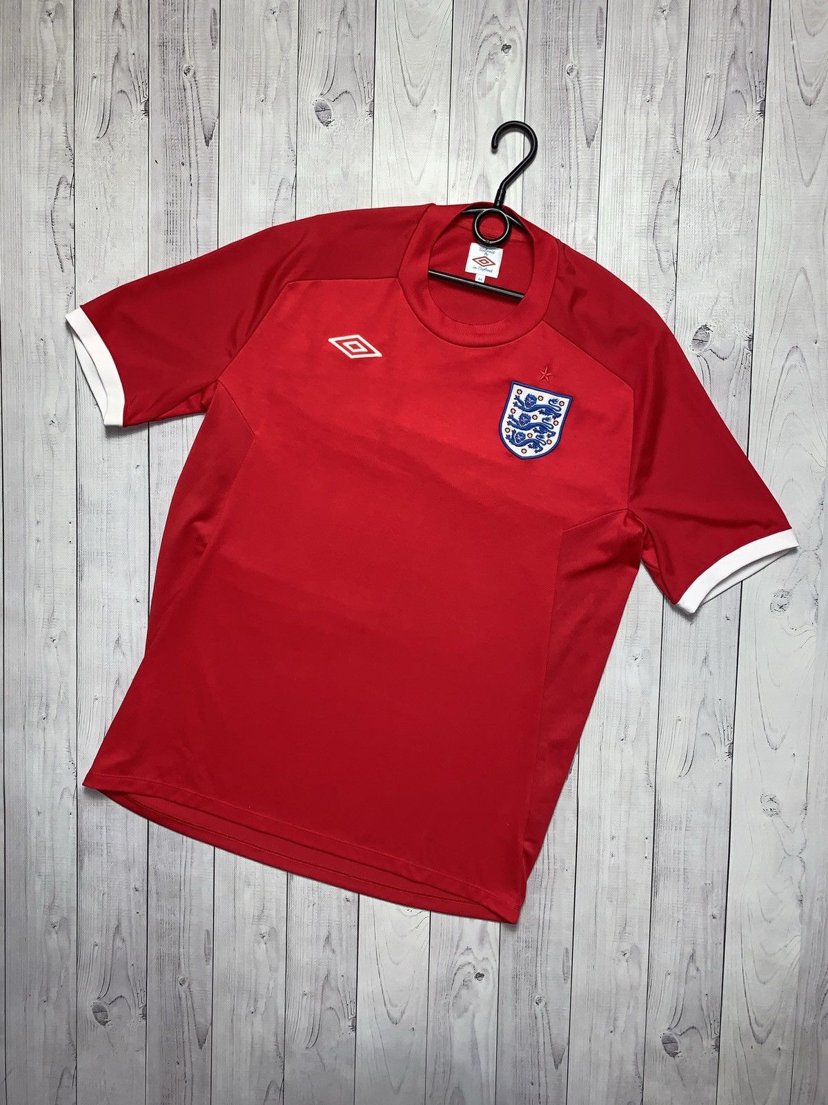 Umbro × Vintage Vintage Umbro soccer jersey England red size M Size US M / EU 48-50 / 2 - 1 Thumbnail