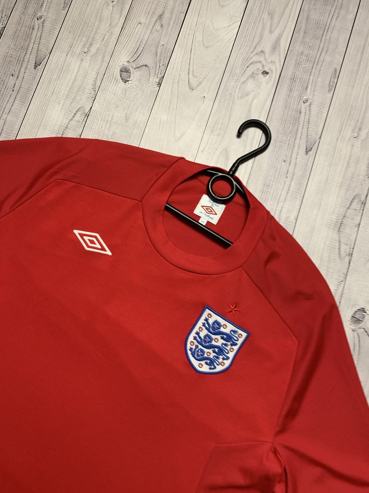 Umbro × Vintage Vintage Umbro soccer jersey England red size M Size US M / EU 48-50 / 2 - 2 Thumbnail