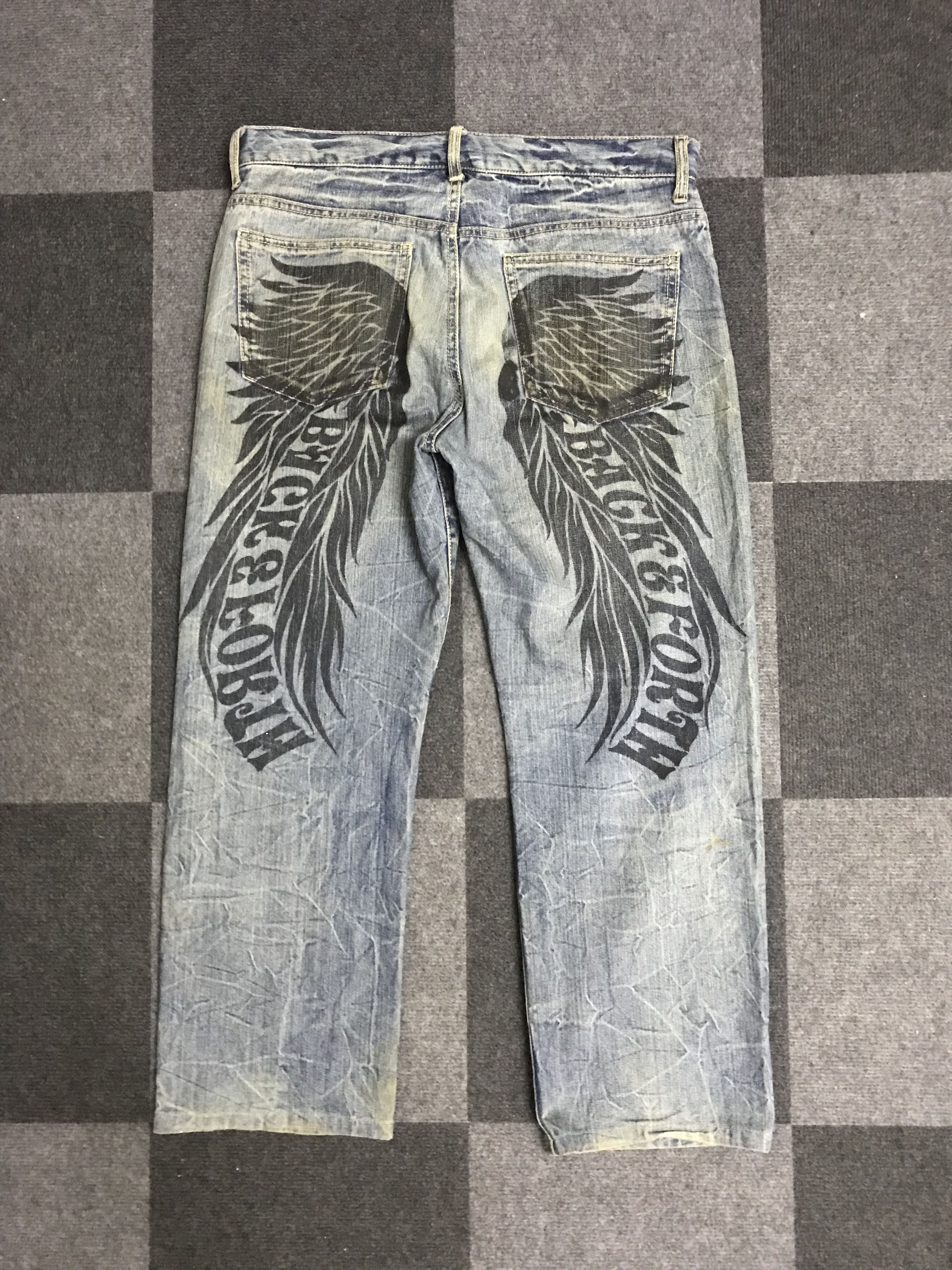 D113 BACK AND FORTH Wing SpellOut Cropped Rusty Jeans