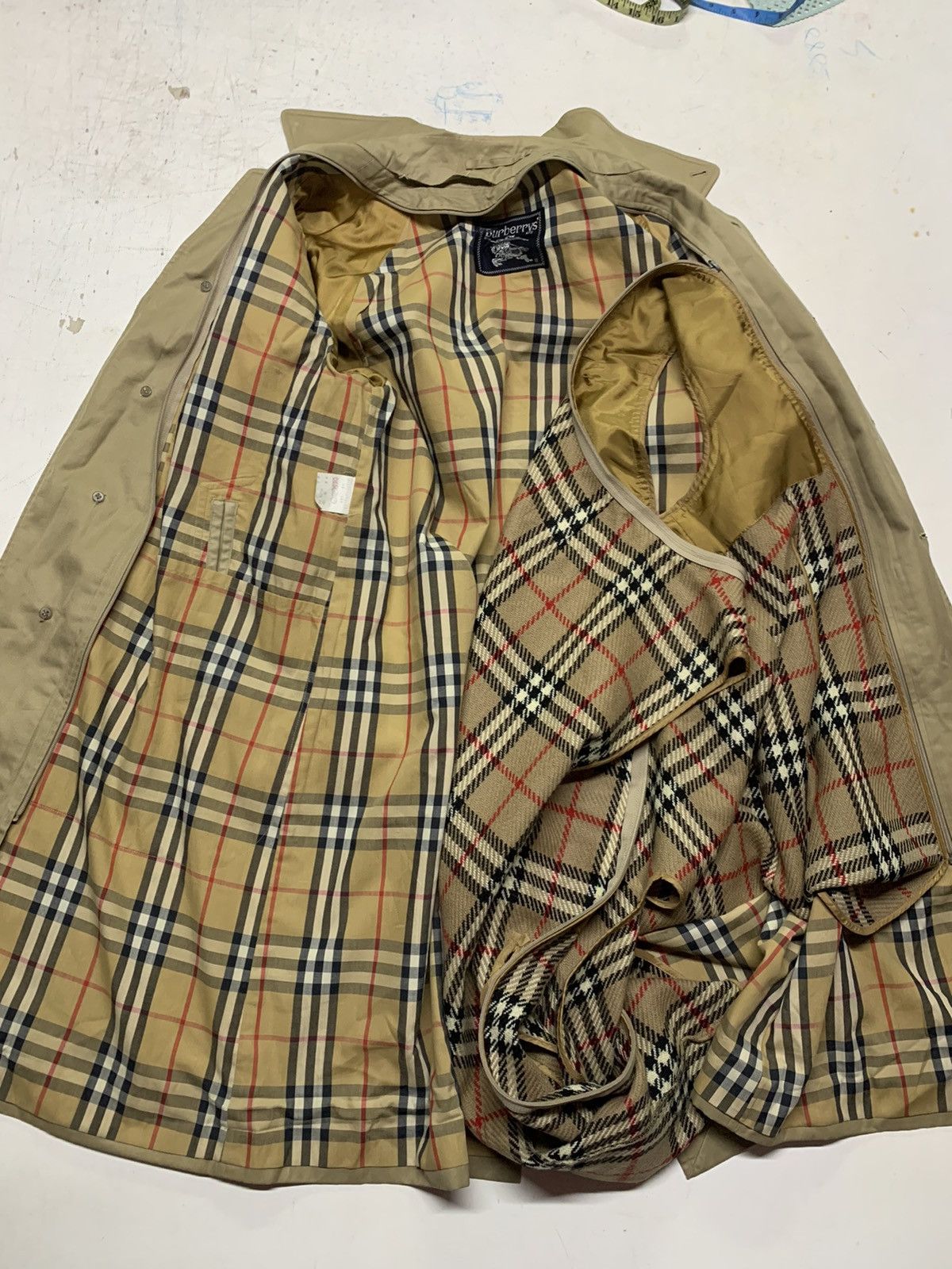 Burberry Vintage Burberry long trench coat Size US M / EU 48-50 / 2 - 15 Thumbnail