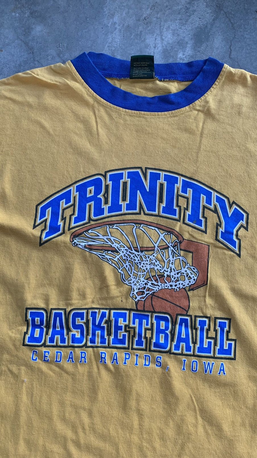 Vintage Vintage Trinity Basketball Cedar Rapids Iowa Tshirt Size US L / EU 52-54 / 3 - 2 Thumbnail