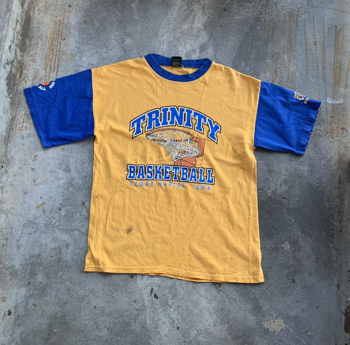 Vintage Vintage Trinity Basketball Cedar Rapids Iowa Tshirt Size US L / EU 52-54 / 3 - 1 Thumbnail