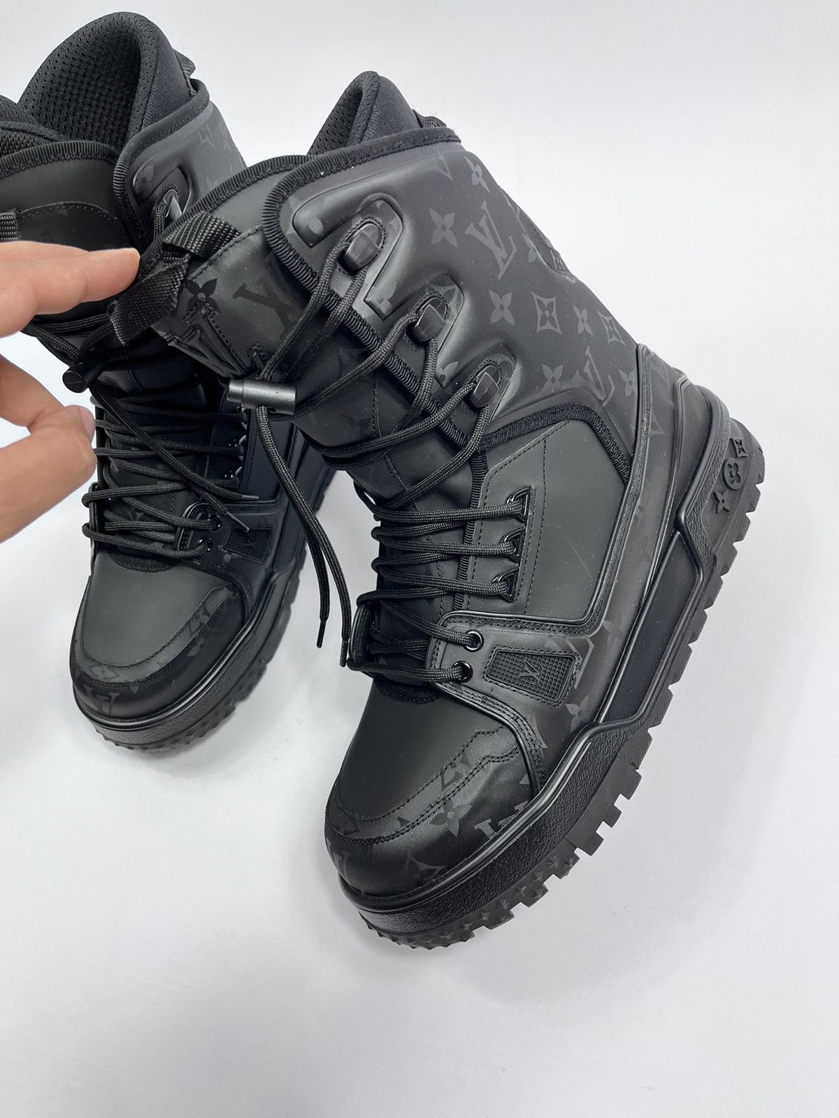 LOUIS VUITTON 1AAS83 TRIPLE BLACK SNOW BOOTS TRAINERS RARE
