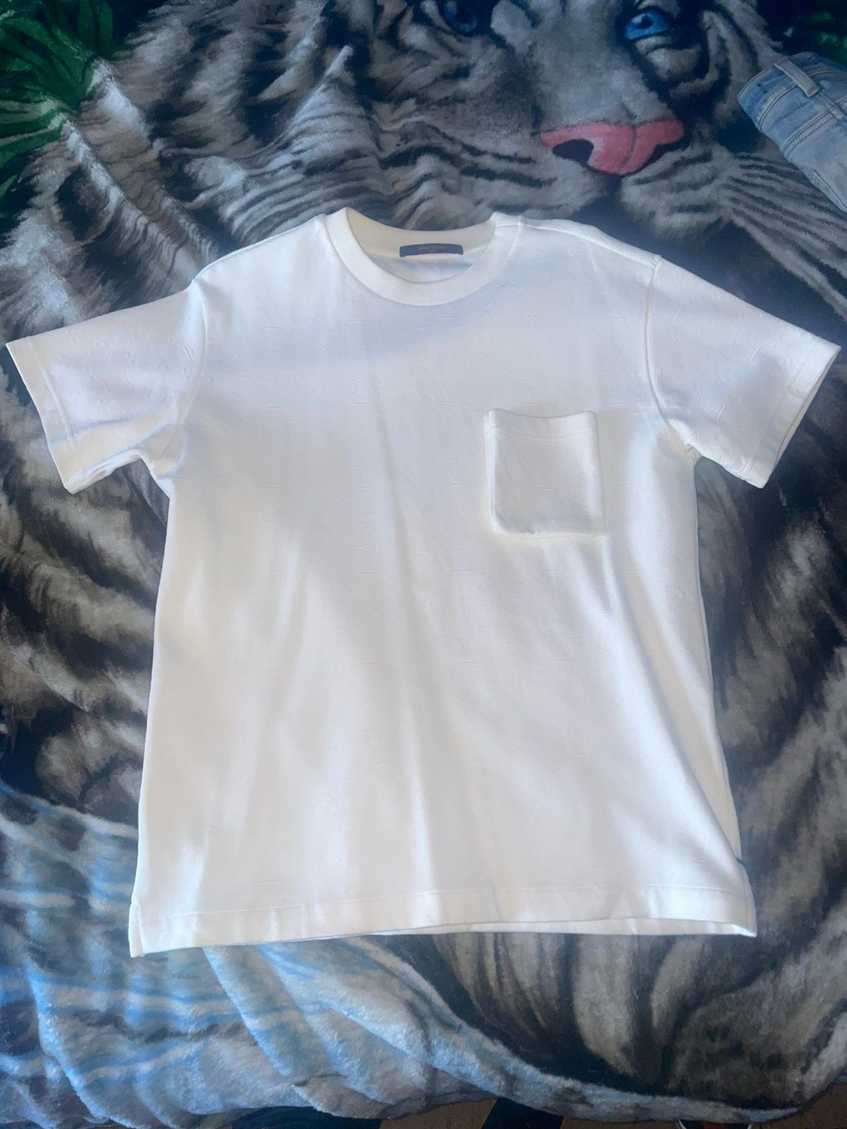 LOUIS VUITTON 3D Pocket Monogram Tee, 男裝, 上身及套裝, T-shirt、恤衫、有領衫- Carousell
