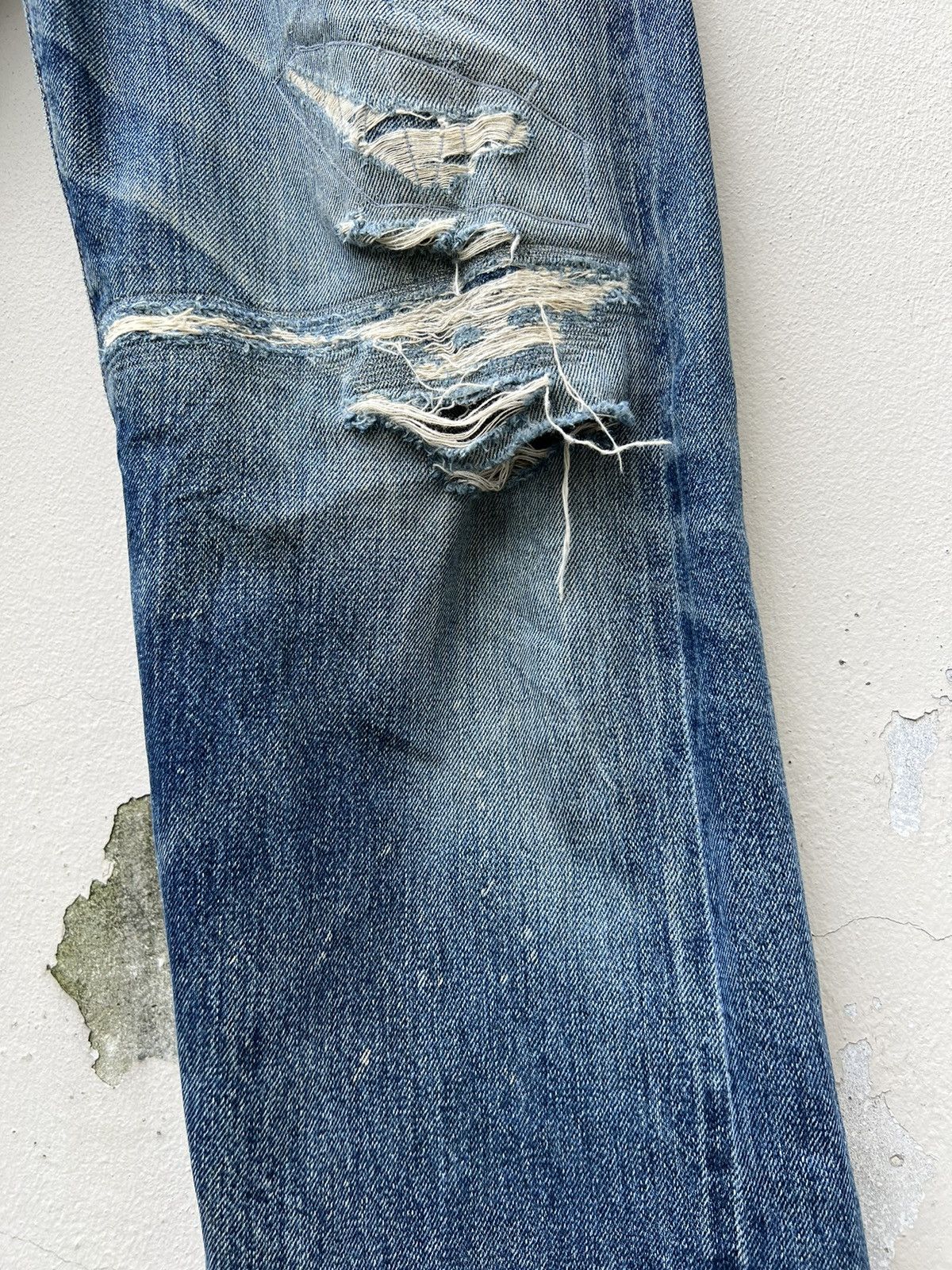 Levi's Vintage Clothing VTG 90s Levi’s 501XX #555 Rips Damaged Denim Selvedge Jeans Size US 31 - 14 Thumbnail