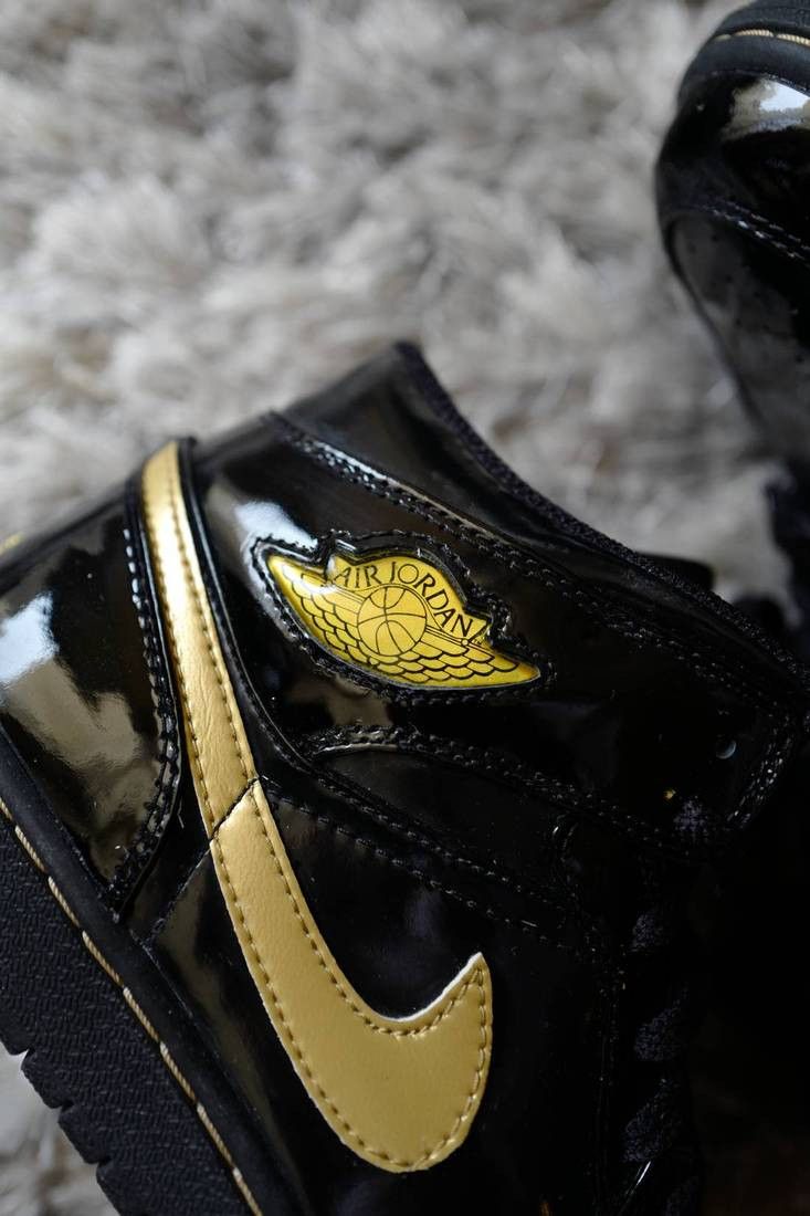 Jordan Brand 2003 Air Jordan 1 Retro (Patent Black/Metallic Gold) Size US 9 / EU 42 - 3 Thumbnail