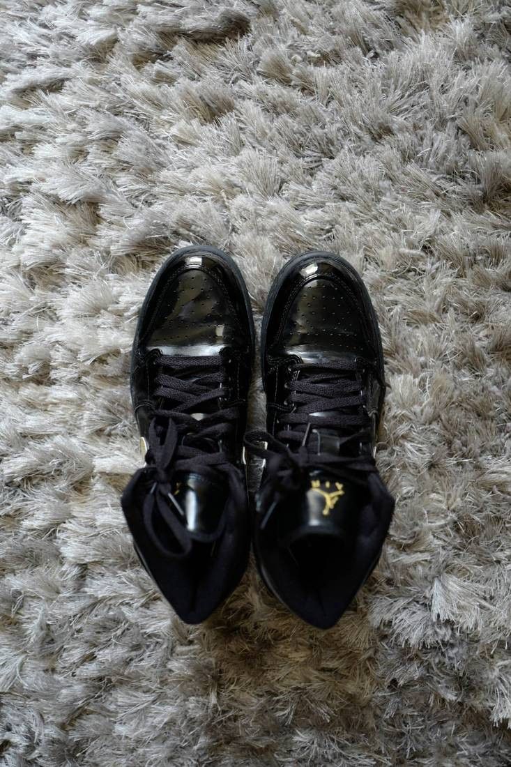 Jordan Brand 2003 Air Jordan 1 Retro (Patent Black/Metallic Gold) Size US 9 / EU 42 - 5 Thumbnail