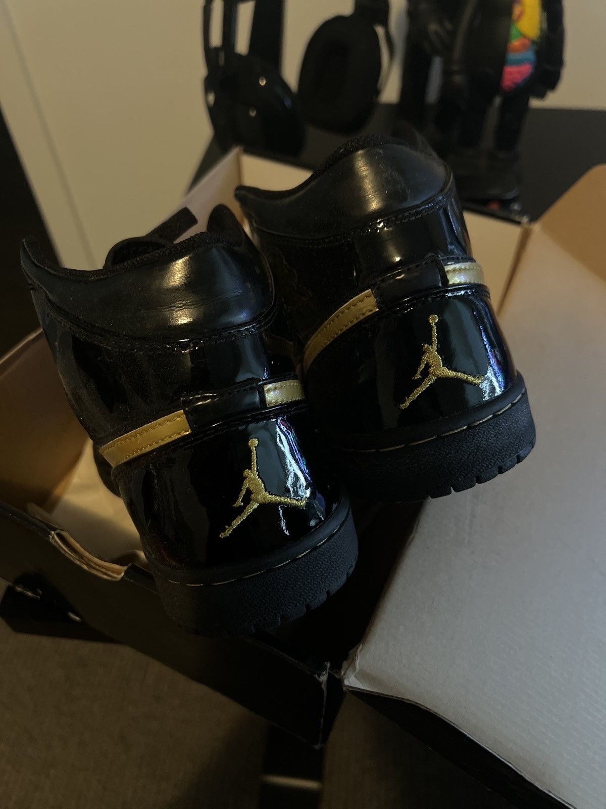 Jordan Brand 2003 Air Jordan 1 Retro (Patent Black/Metallic Gold) Size US 9 / EU 42 - 10 Thumbnail