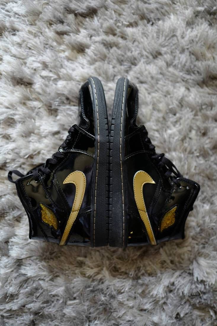 Jordan Brand 2003 Air Jordan 1 Retro (Patent Black/Metallic Gold) Size US 9 / EU 42 - 2 Thumbnail