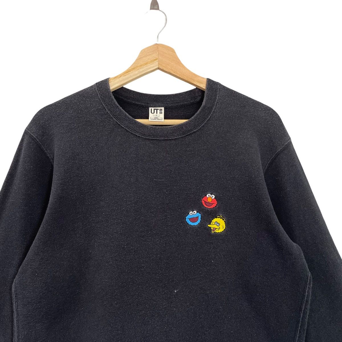 Japanese Brand Uniqlo x Kaws Small Logo Crewneck Sweatshirt Size S Size US S / EU 44-46 / 1 - 4 Thumbnail